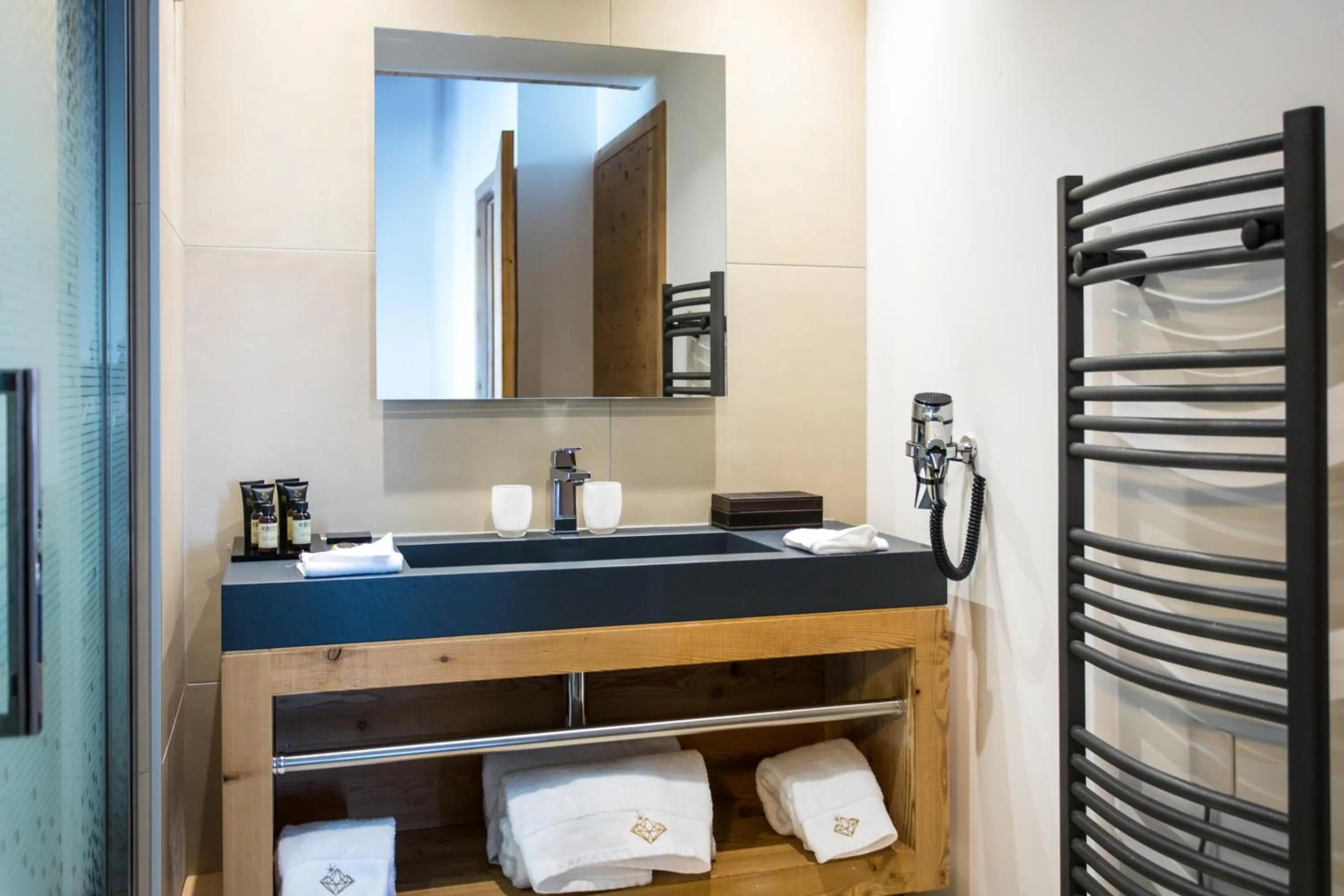 Bathroom in Hôtel Daria-I Nor by Les Etincelles