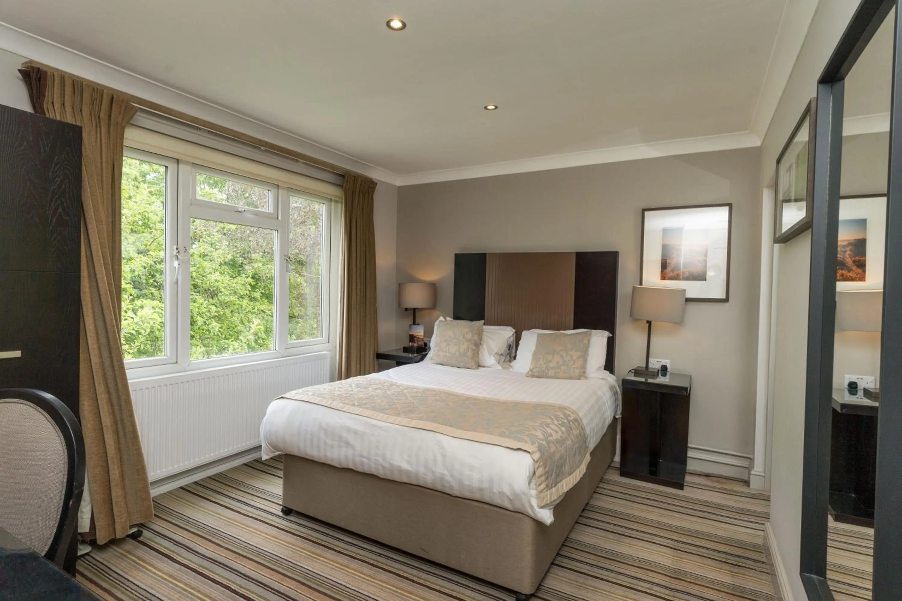 Property building, Bed in Hartsfield Manor