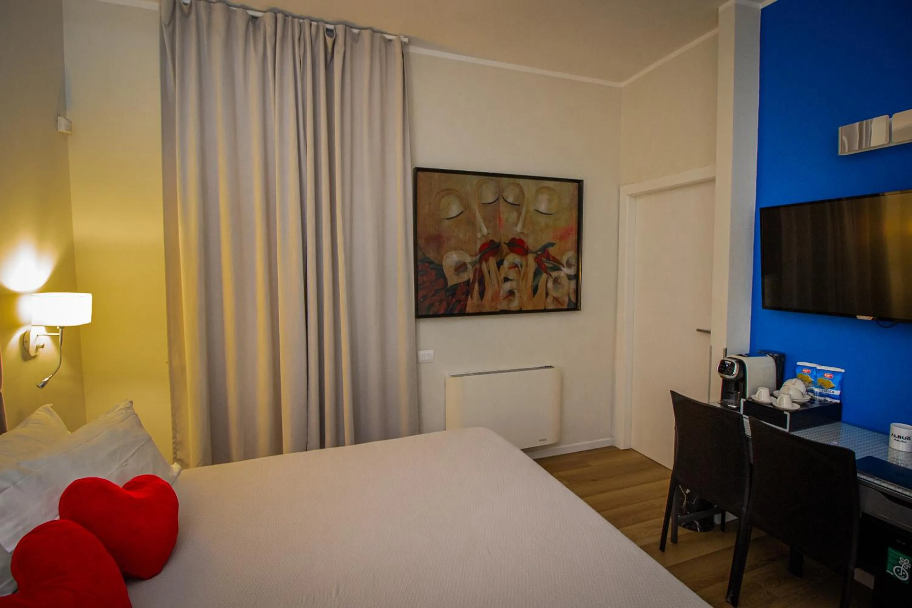 Photo of the whole room, Bed in Album Boutique Rooms