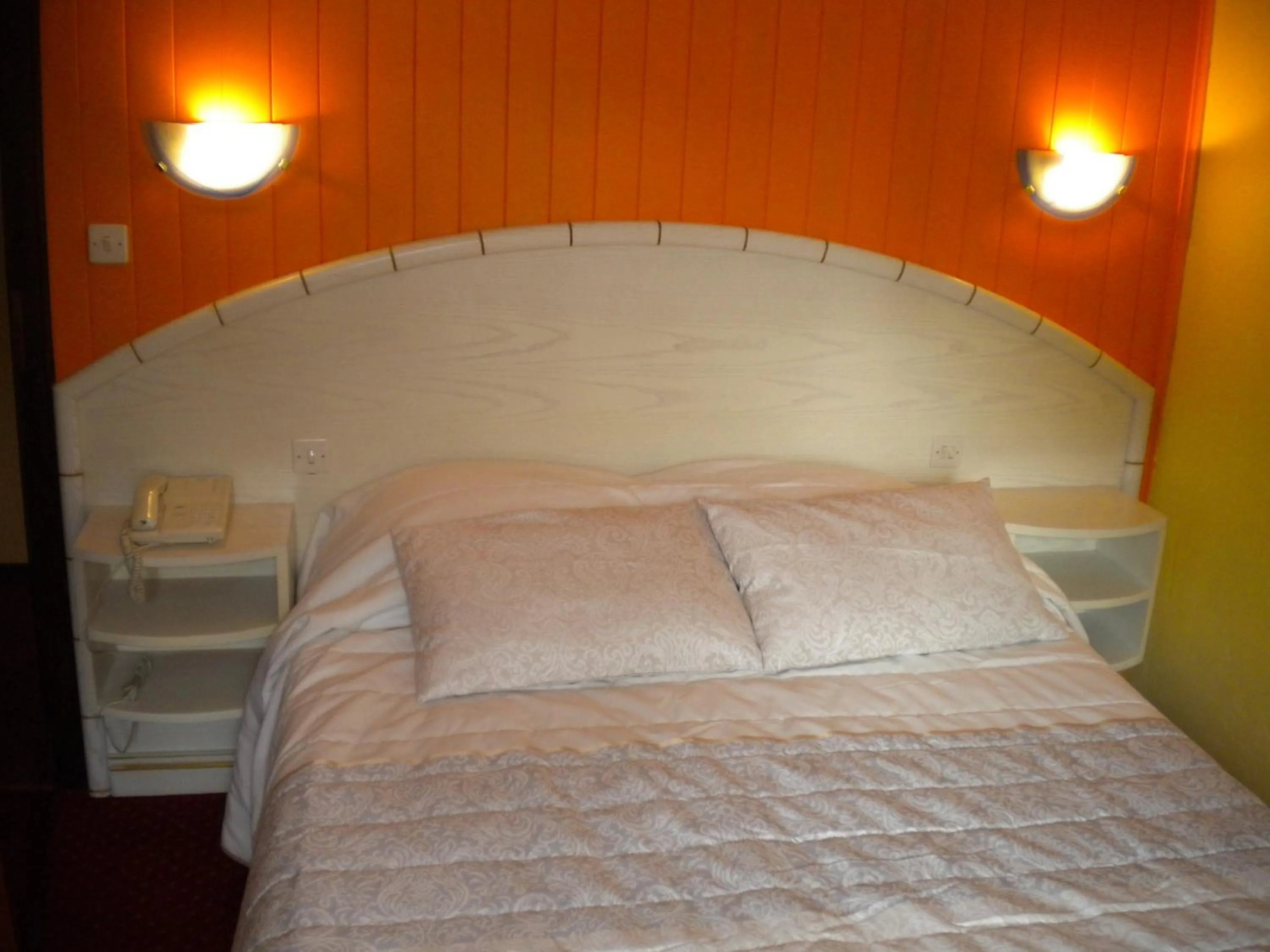 Bed in Hotel Restaurant A l'Ange