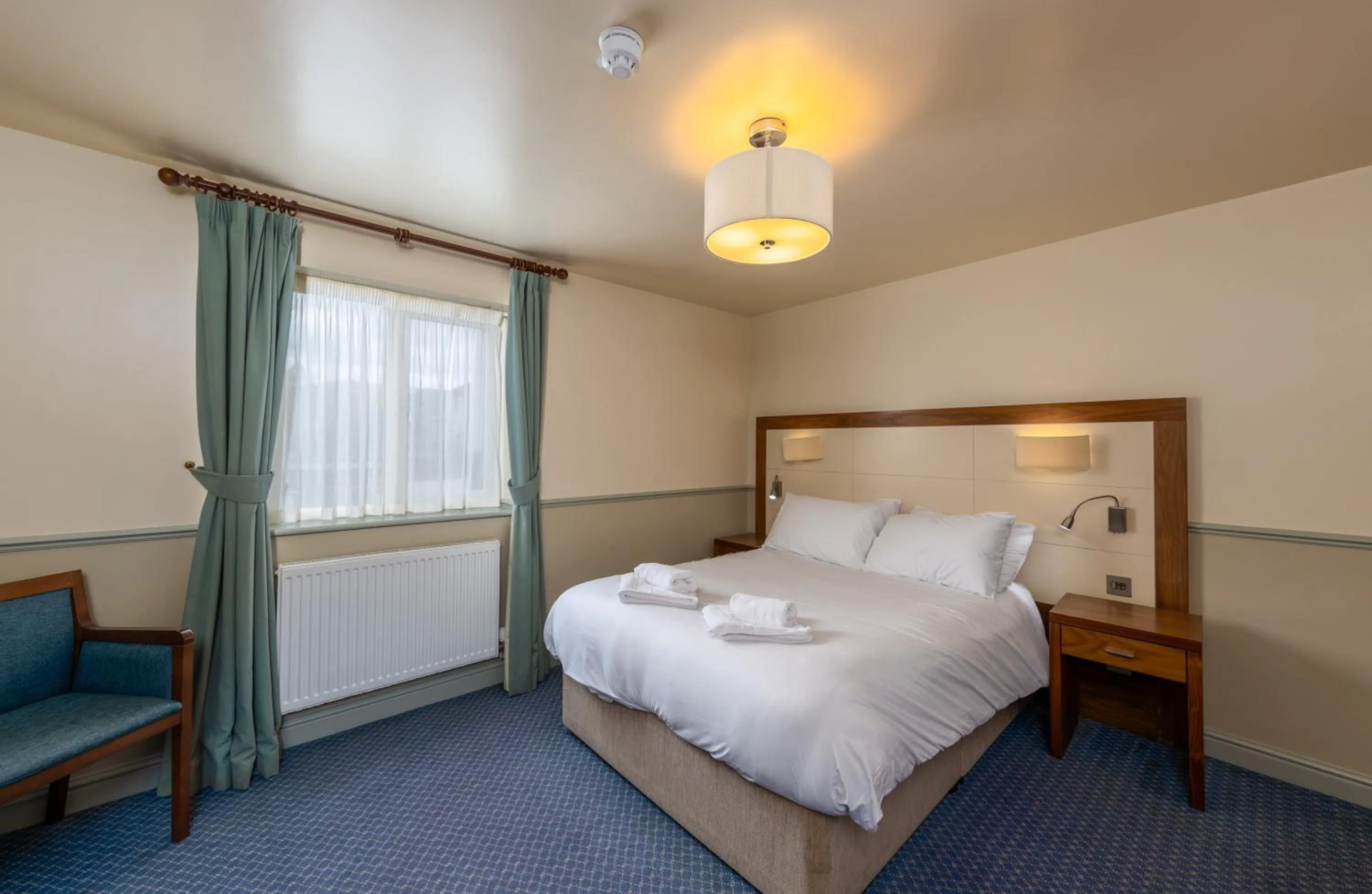 Bedroom, Bed in Newby Bridge Hotel