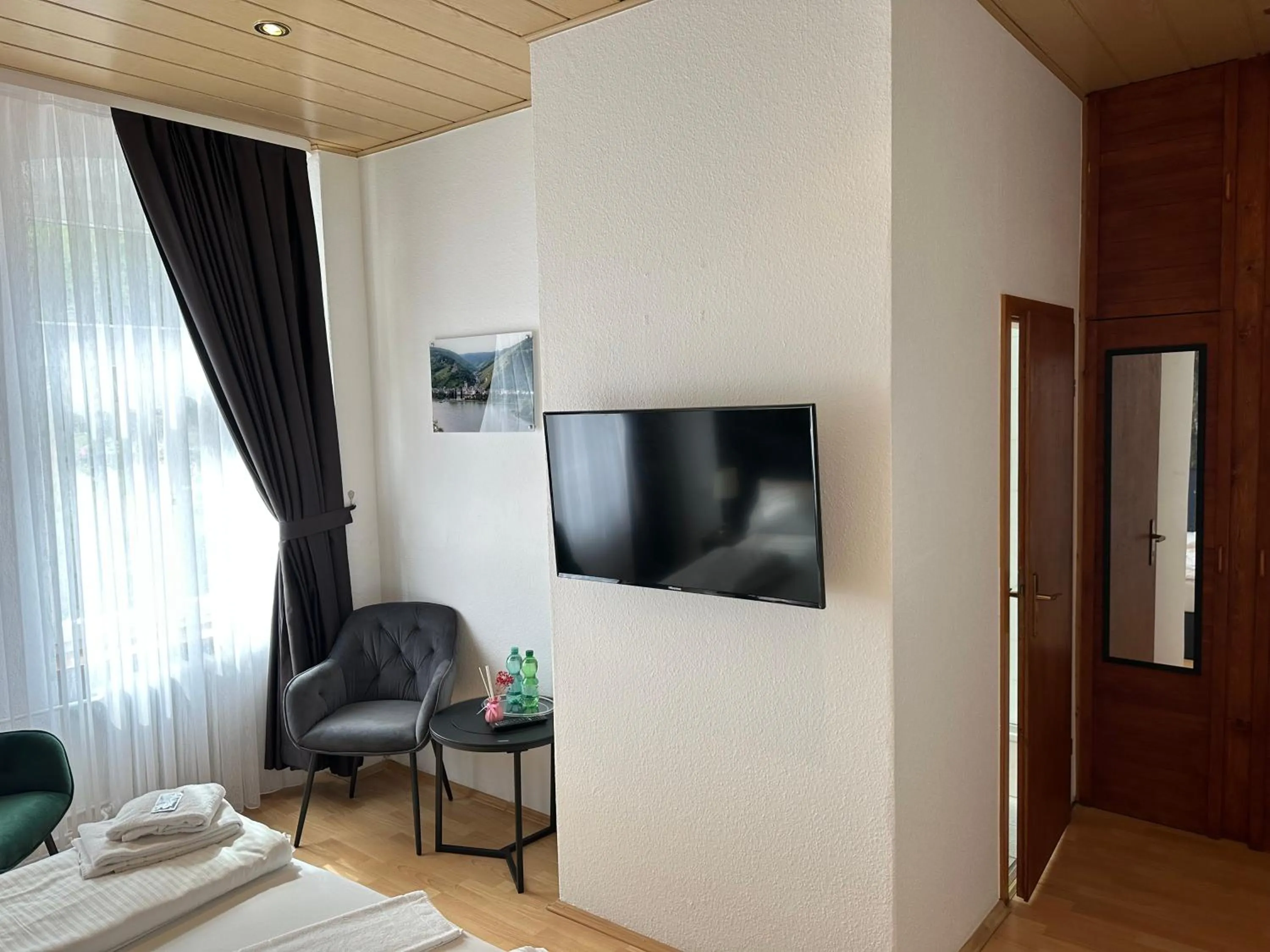 TV and multimedia, Bed in Hotel-Café-Burg Stahleck