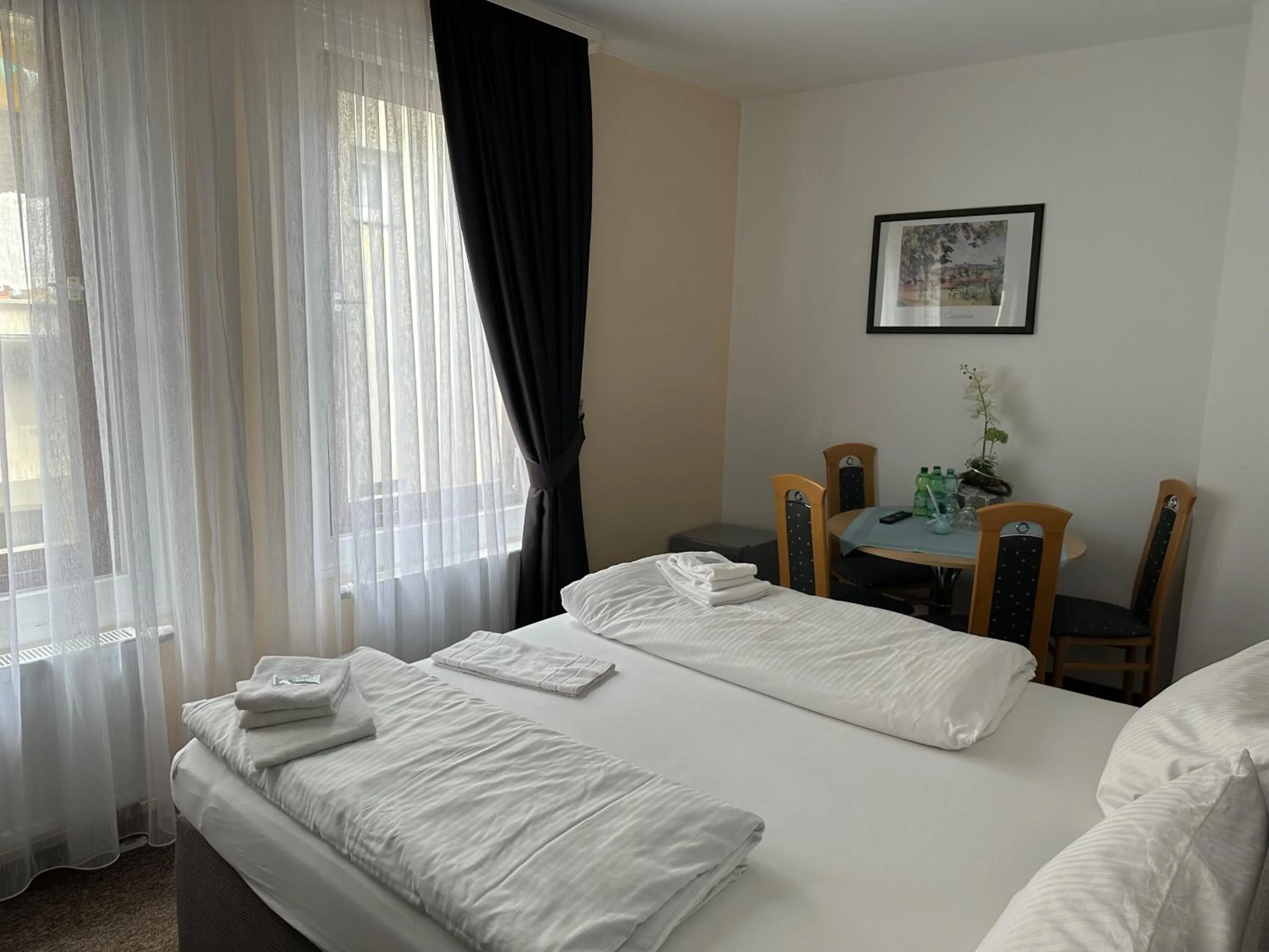 Bedroom, Bed in Hotel-Café-Burg Stahleck