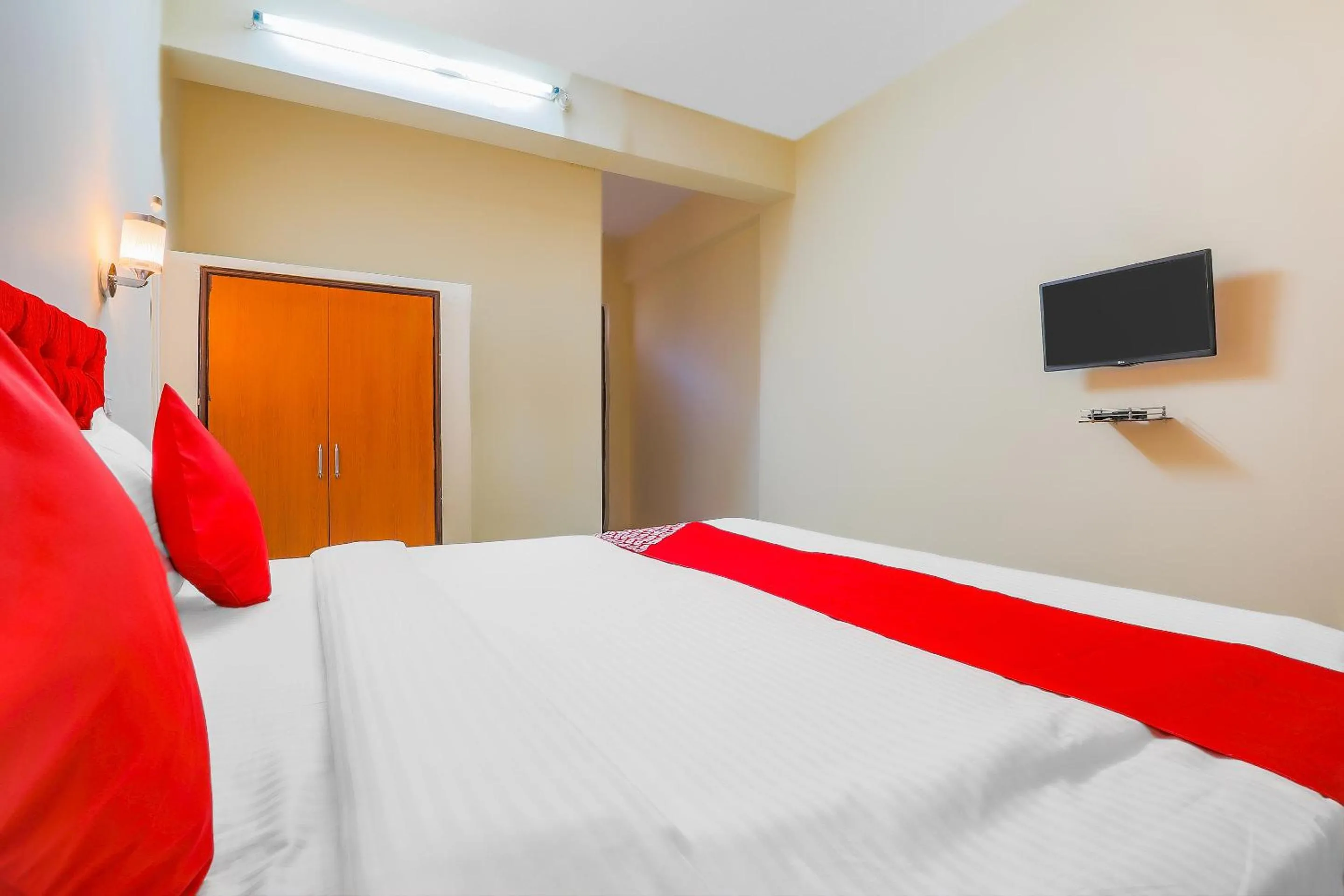 Bedroom, Bed in Sanman Hotels