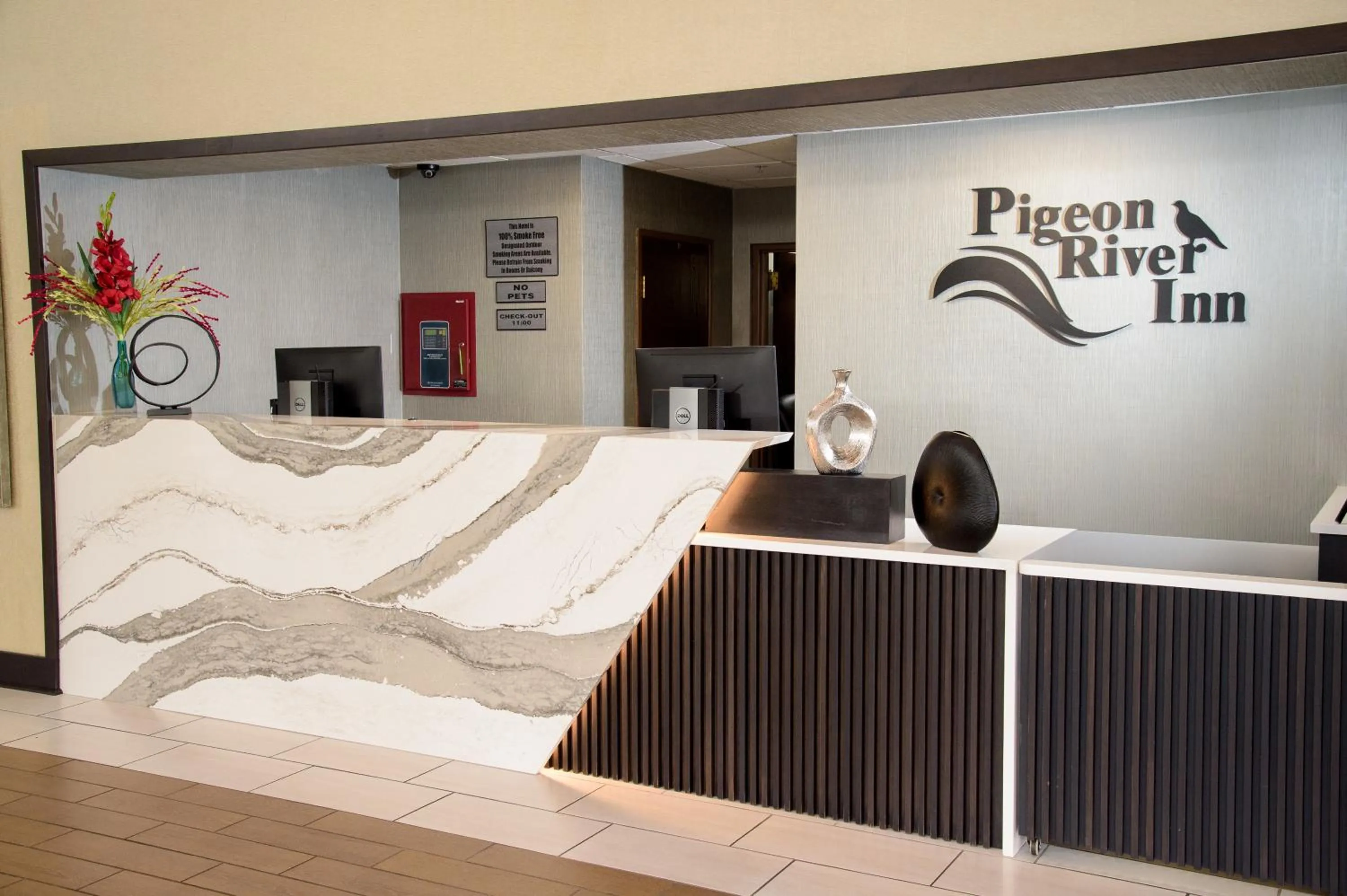 Lobby or reception in Pigeon River Inn