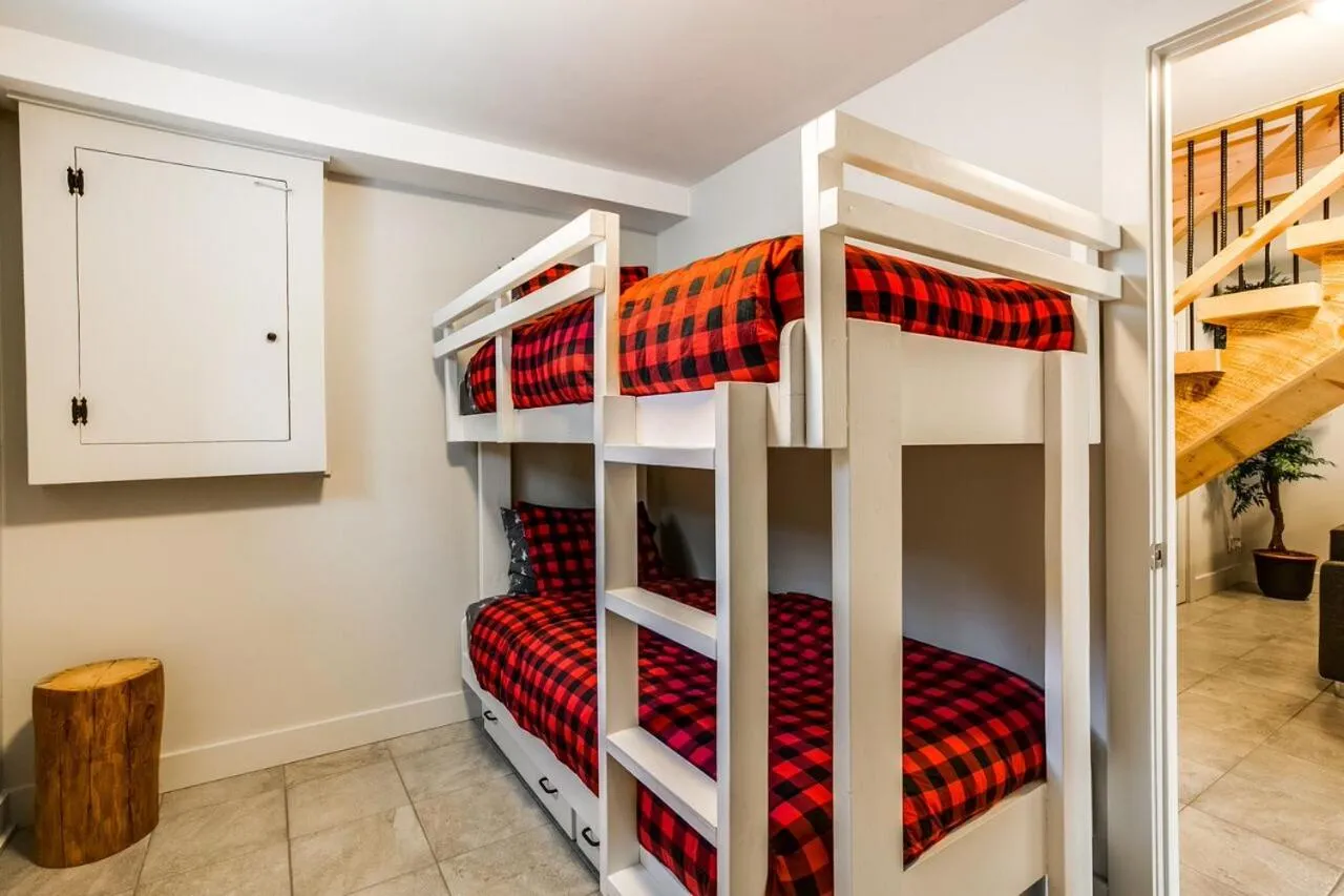 Bed in Le log home - Locations du sommet