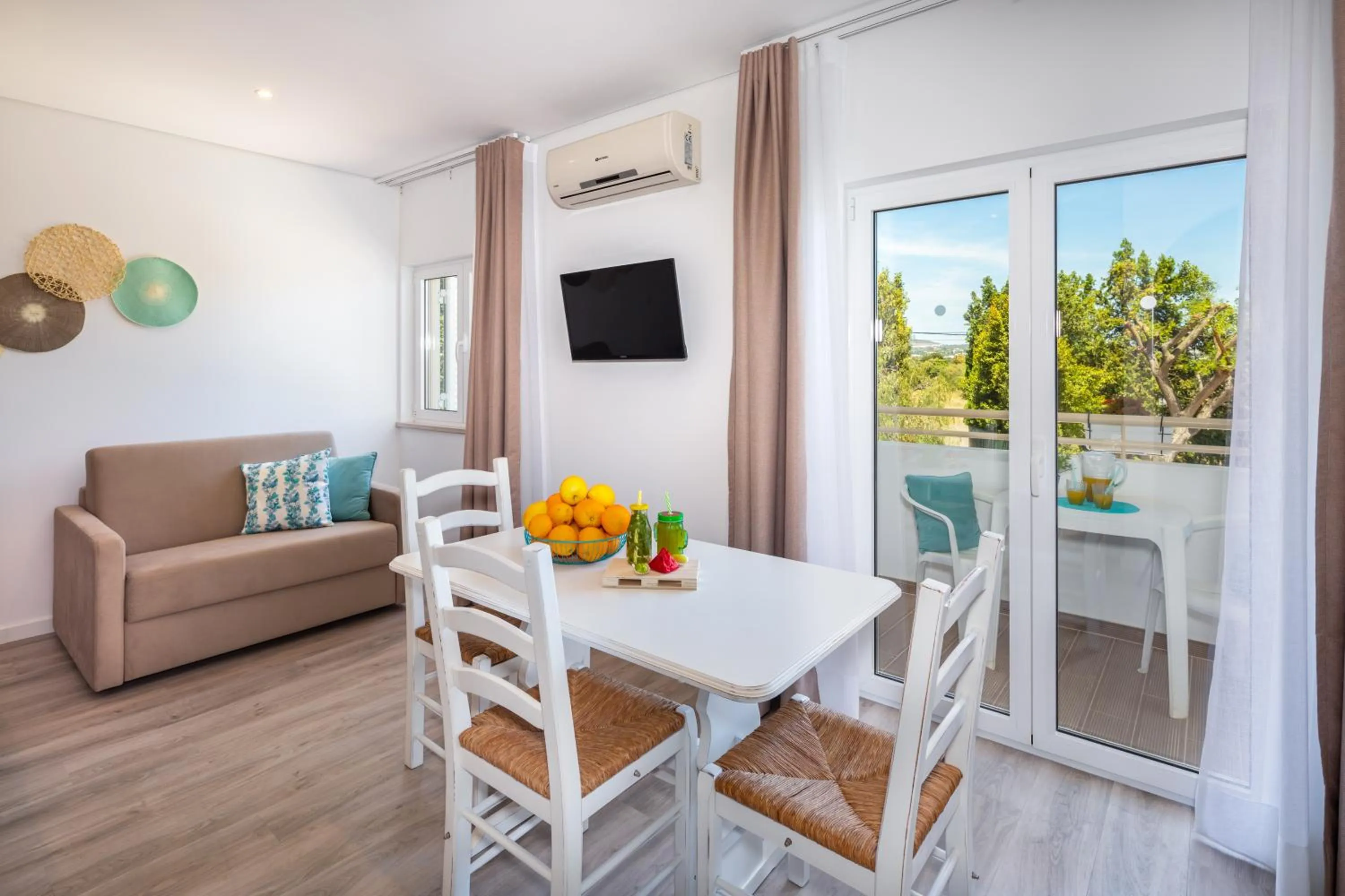 Spring in Apartamentos Flor da Laranja, Albufeira by AlgarveBlossom