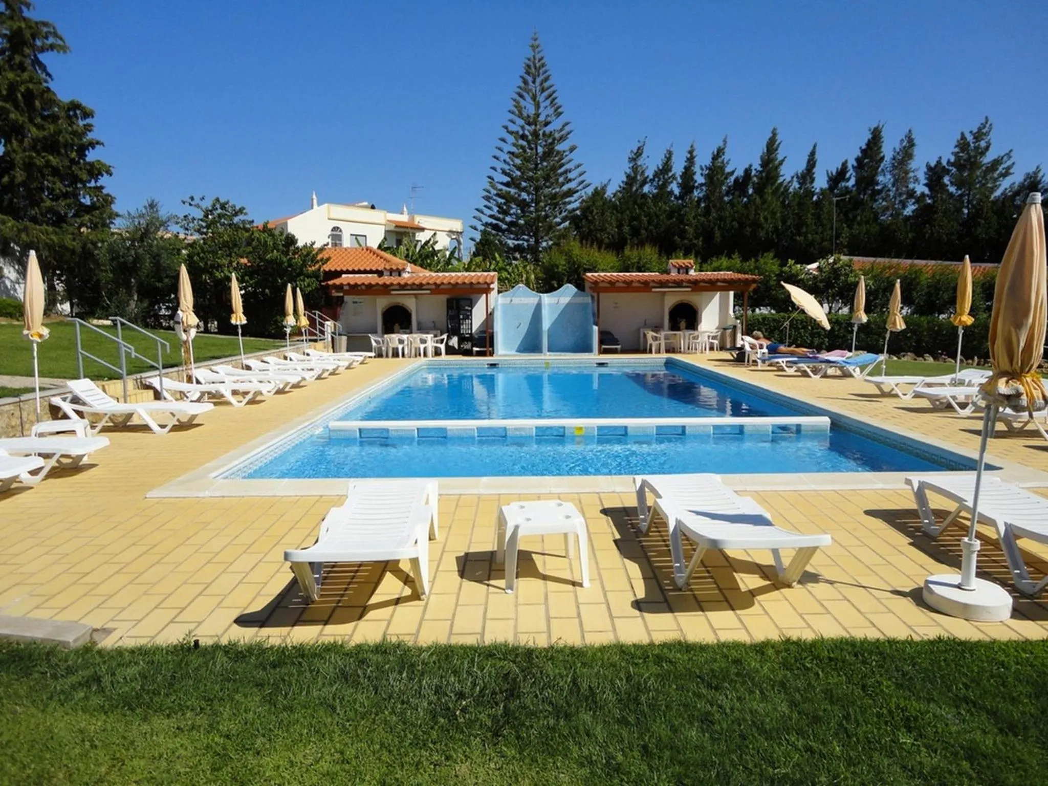 BBQ facilities in Apartamentos Flor da Laranja, Albufeira by AlgarveBlossom