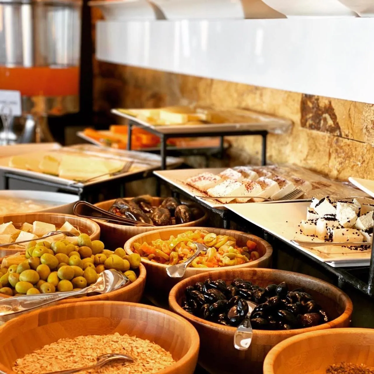 Restaurant/places to eat in Town Season Hotel