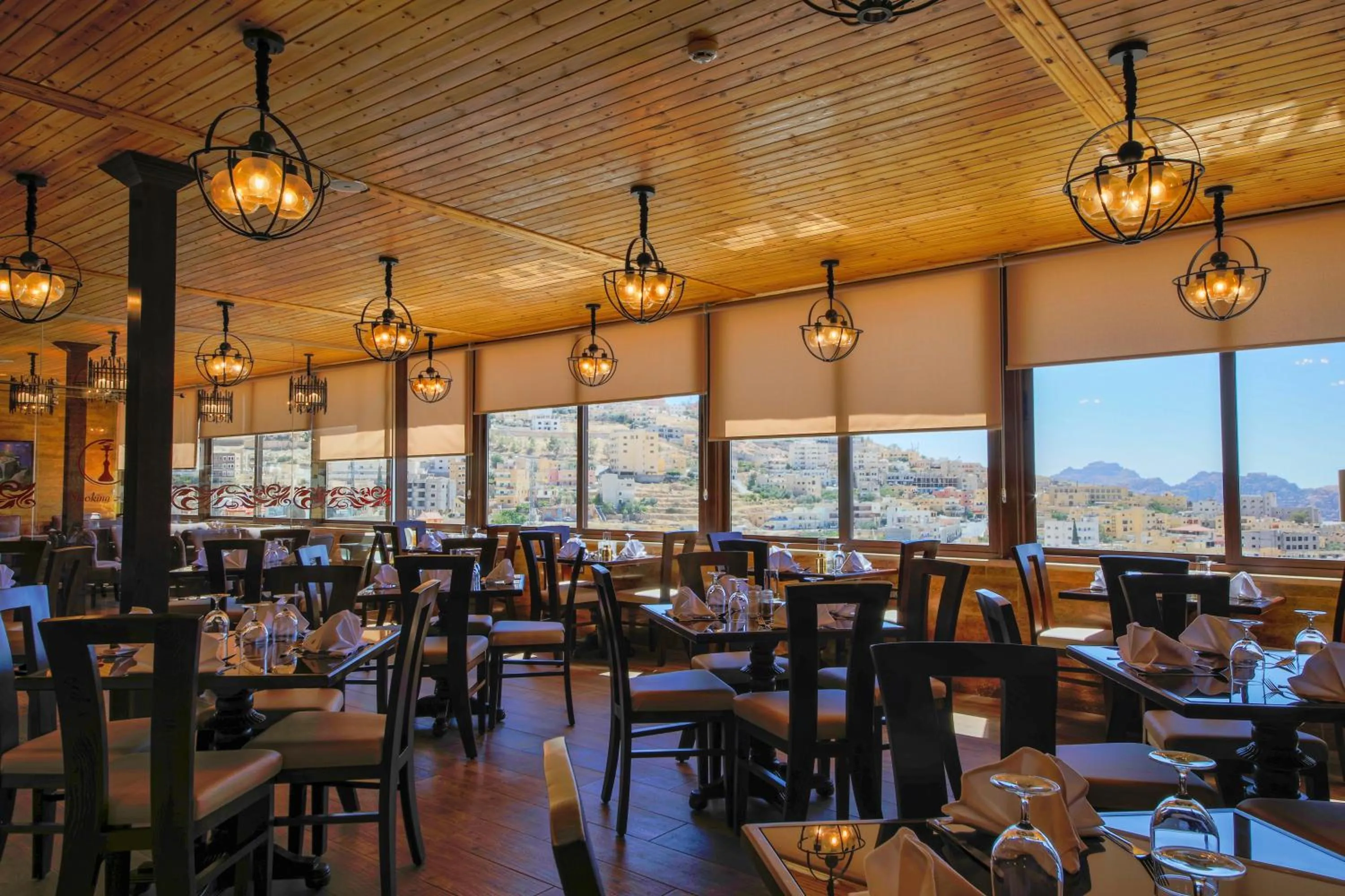 Restaurant/places to eat in Town Season Hotel