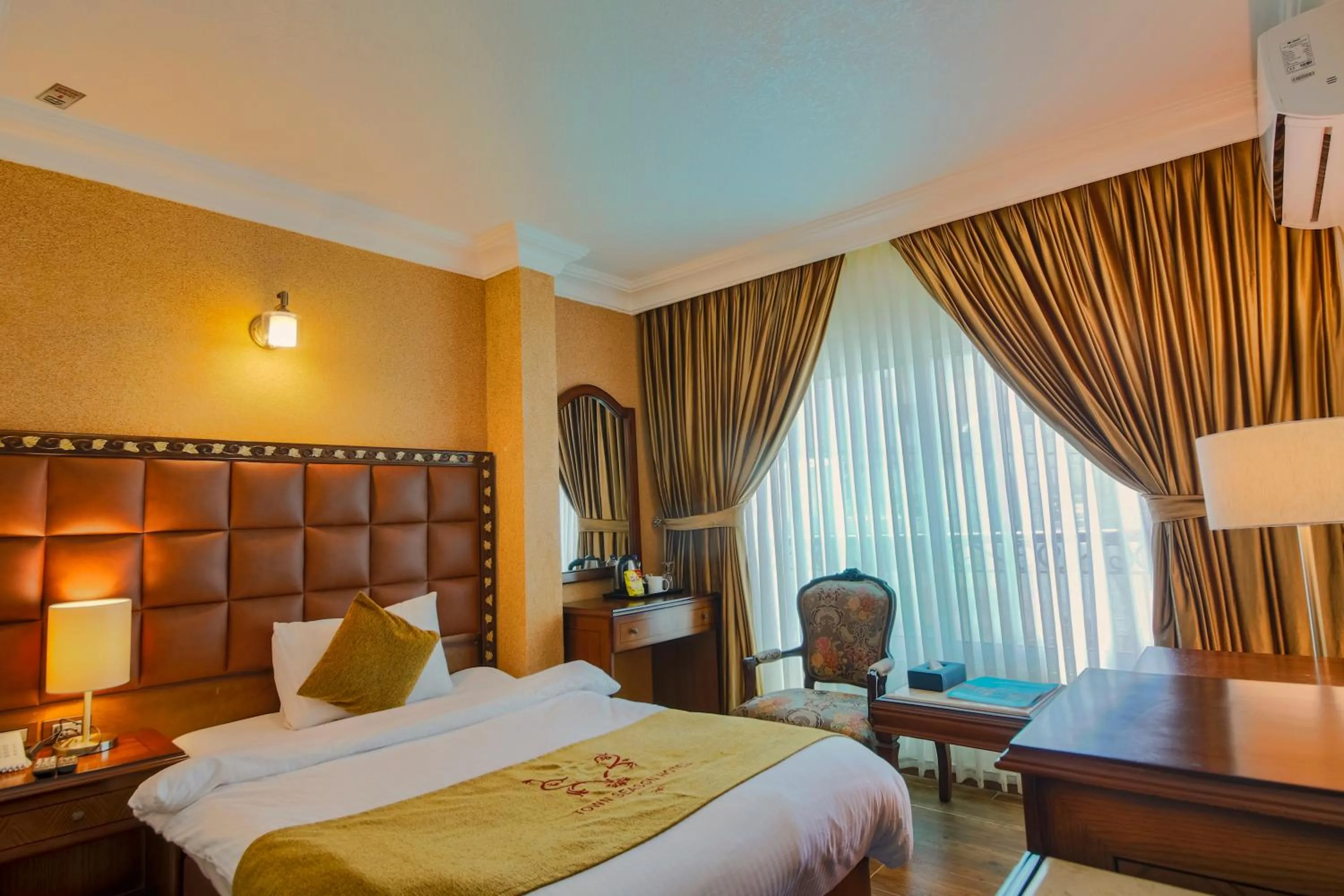 Bedroom, Bed in Town Season Hotel