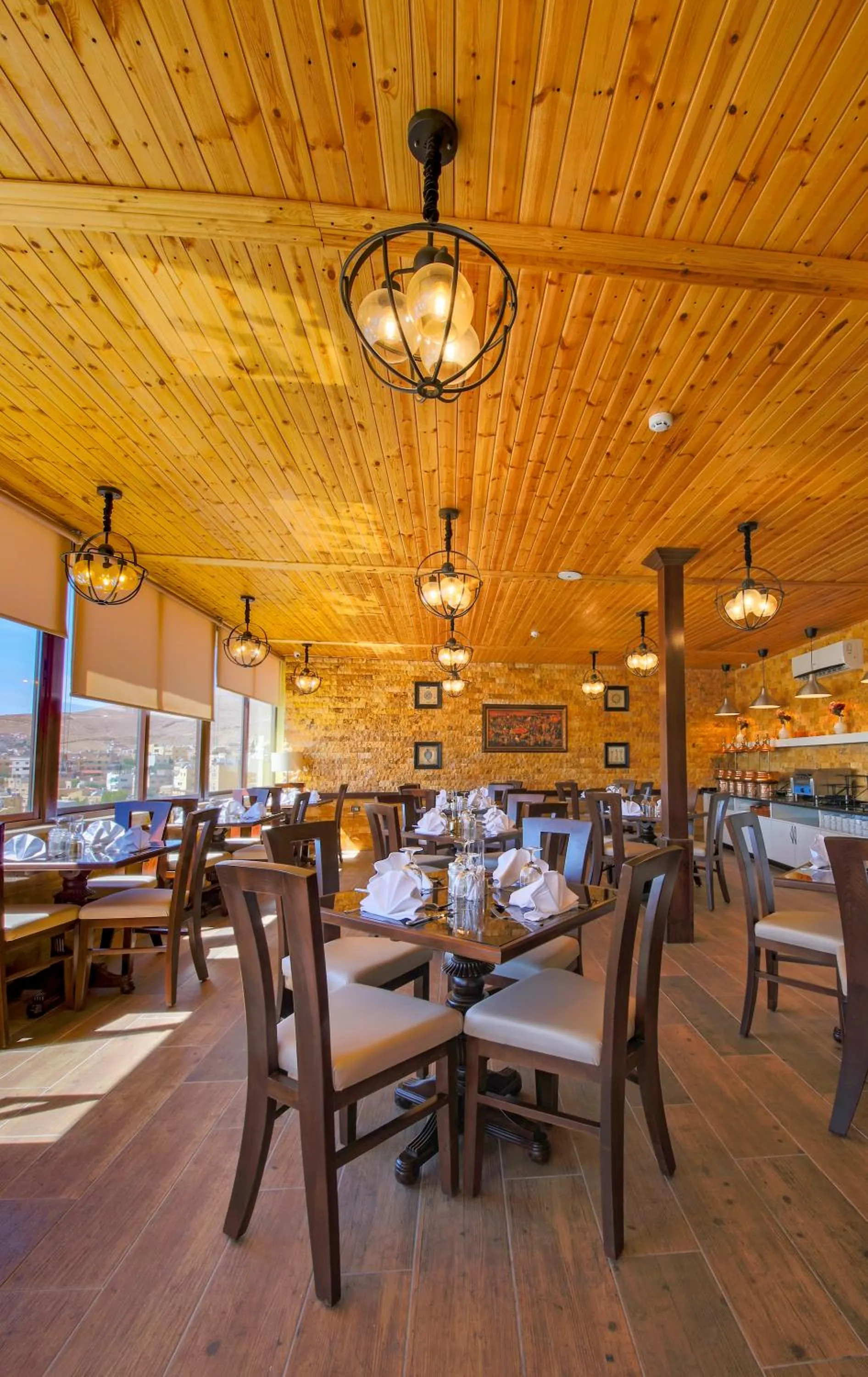 Restaurant/places to eat in Town Season Hotel