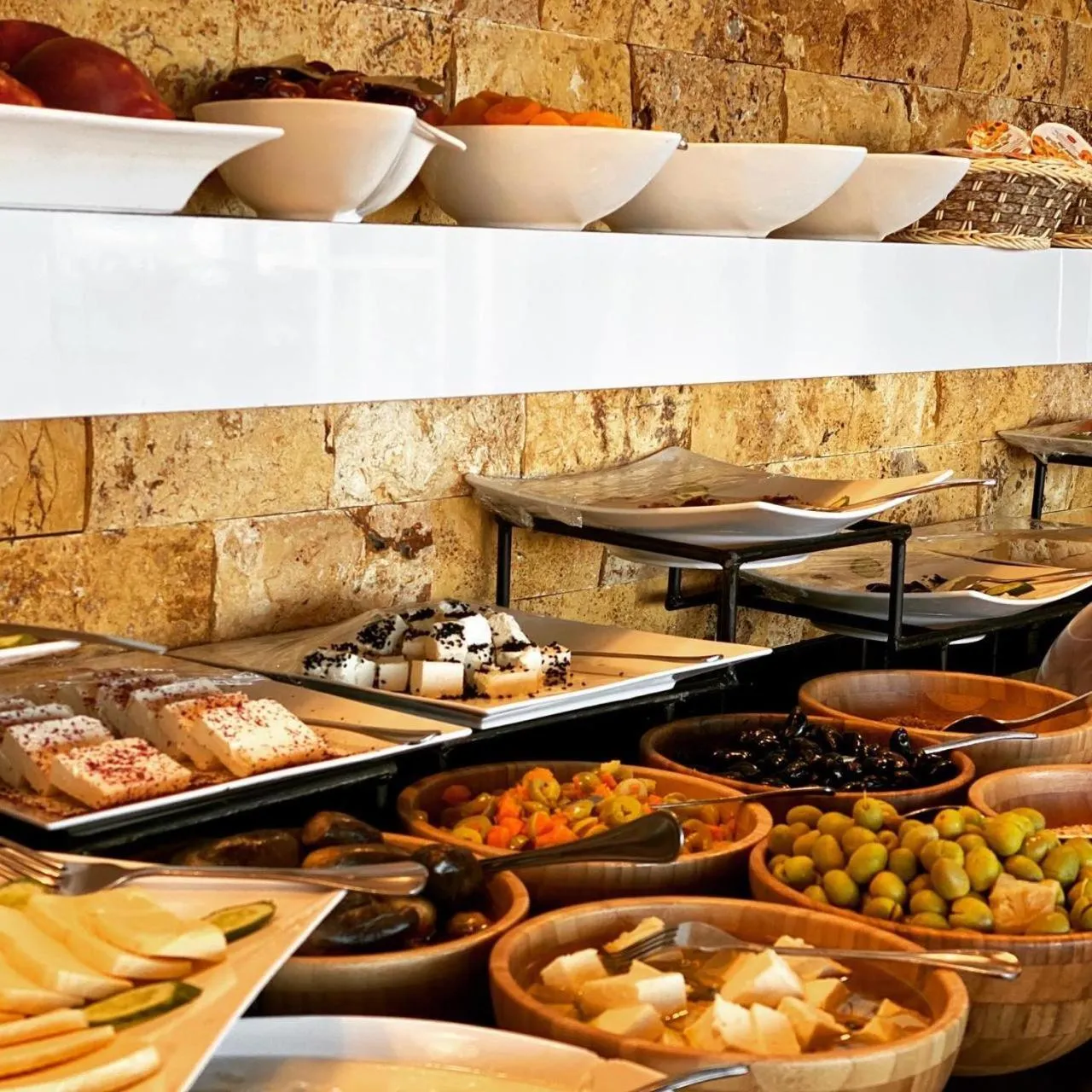 Restaurant/places to eat in Town Season Hotel