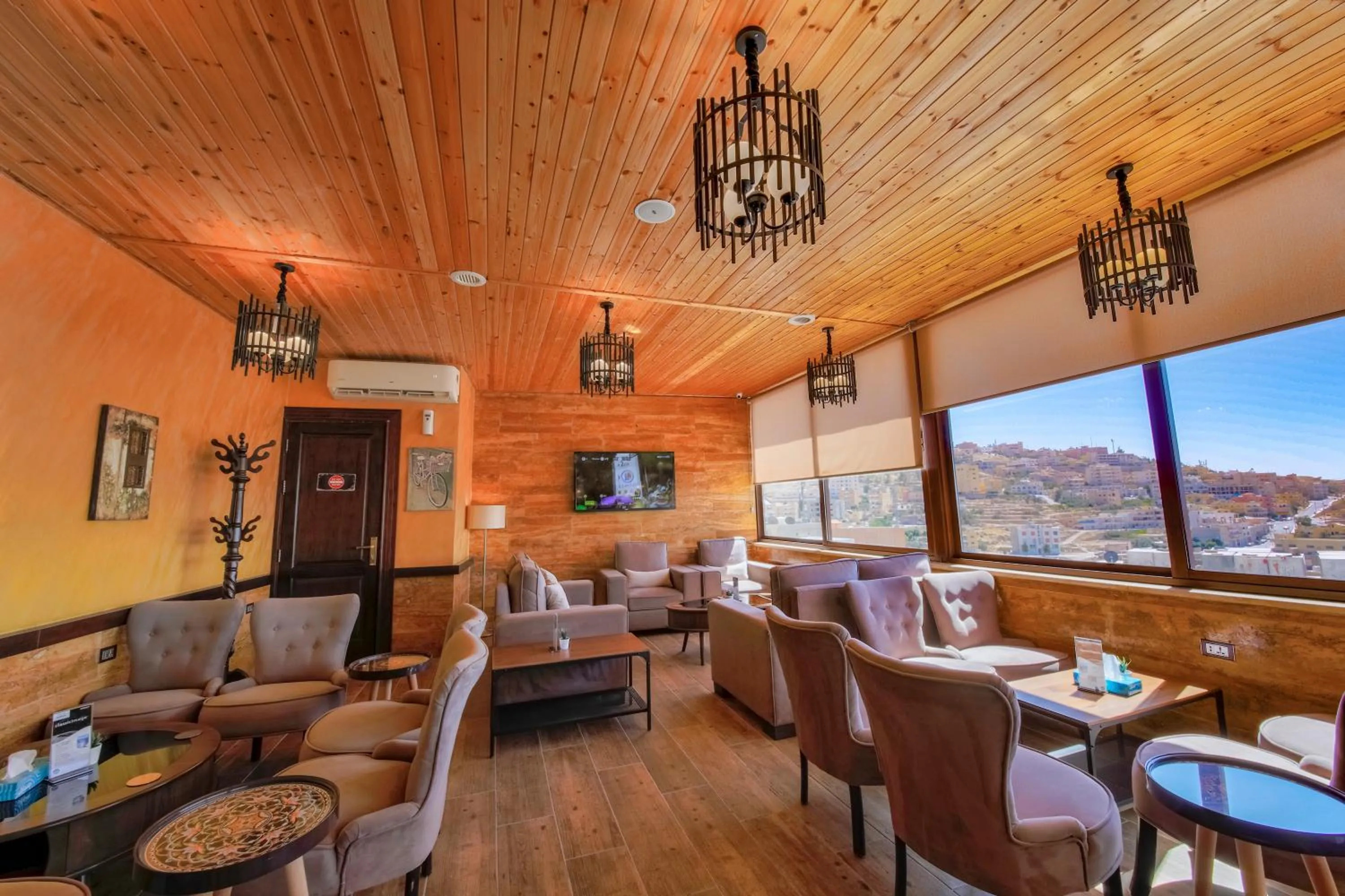 Restaurant/places to eat in Town Season Hotel