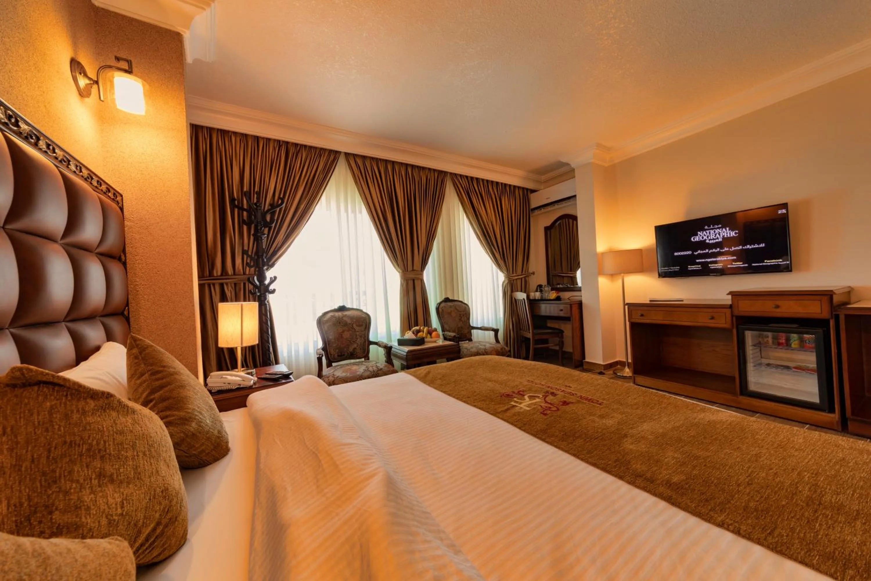 Bed in Town Season Hotel