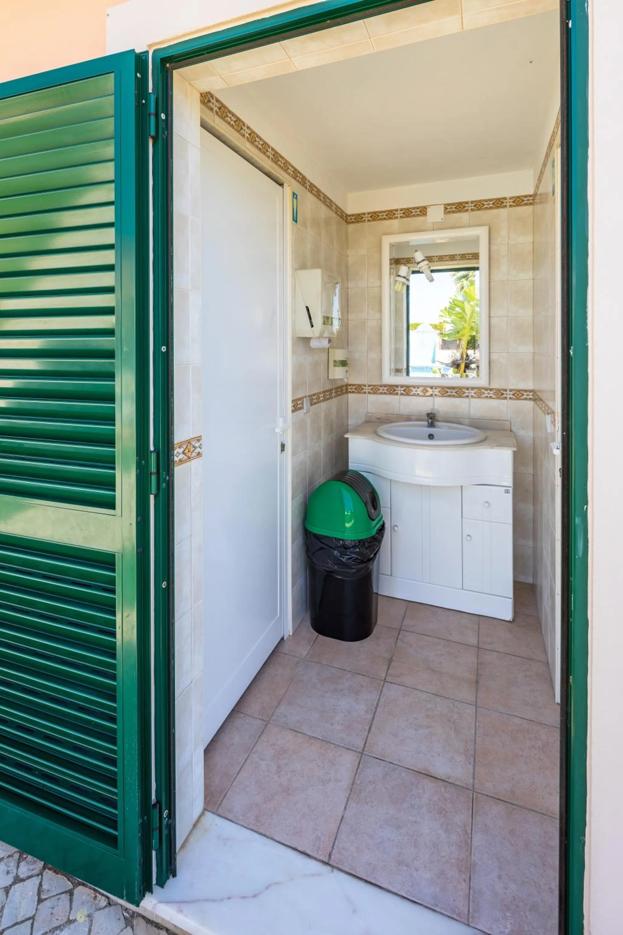 Toilet in Apartamentos Monte dos Avós, Albufeira by AlgarveBlossom