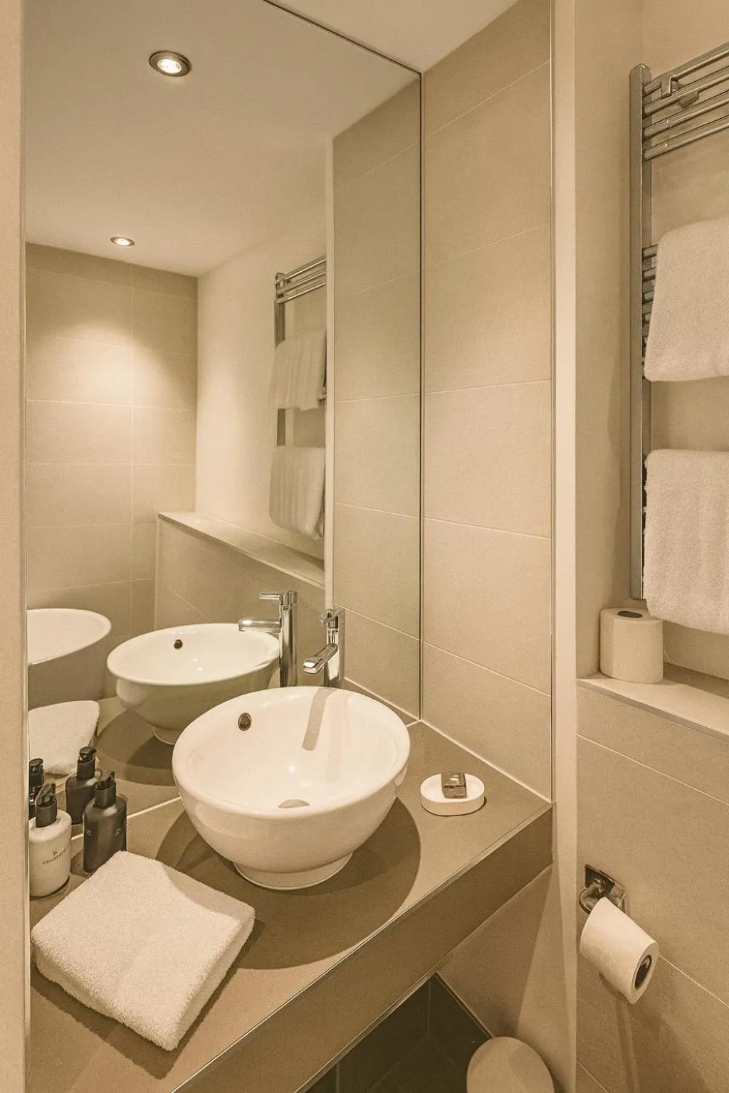 Bathroom in Kings Arms Hotel