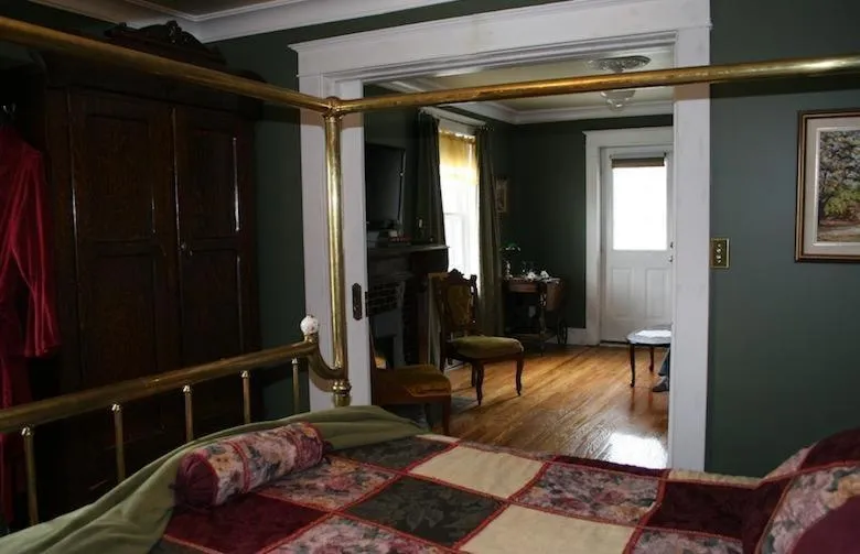 Bed in Wakamow Heights Bed and Breakfast