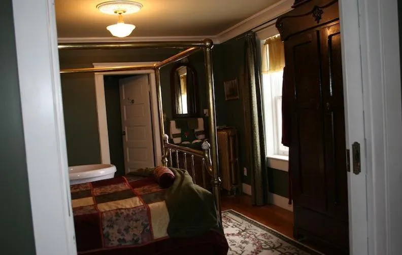 Bed in Wakamow Heights Bed and Breakfast