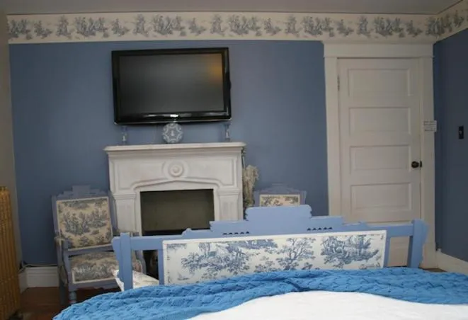 Queen Room in Wakamow Heights Bed and Breakfast