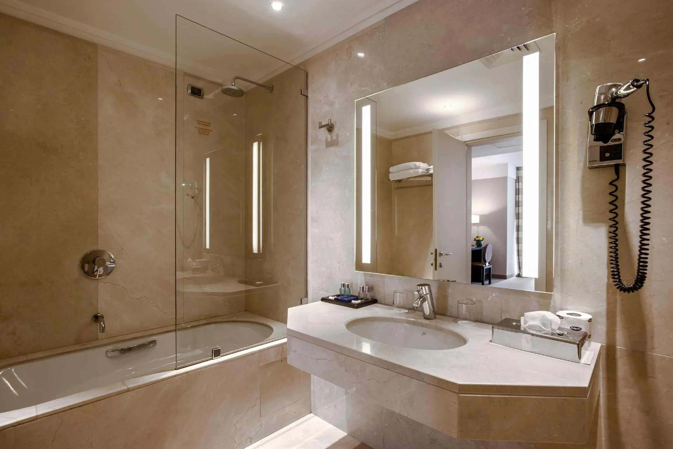 Toilet in Ergife Palace Hotel