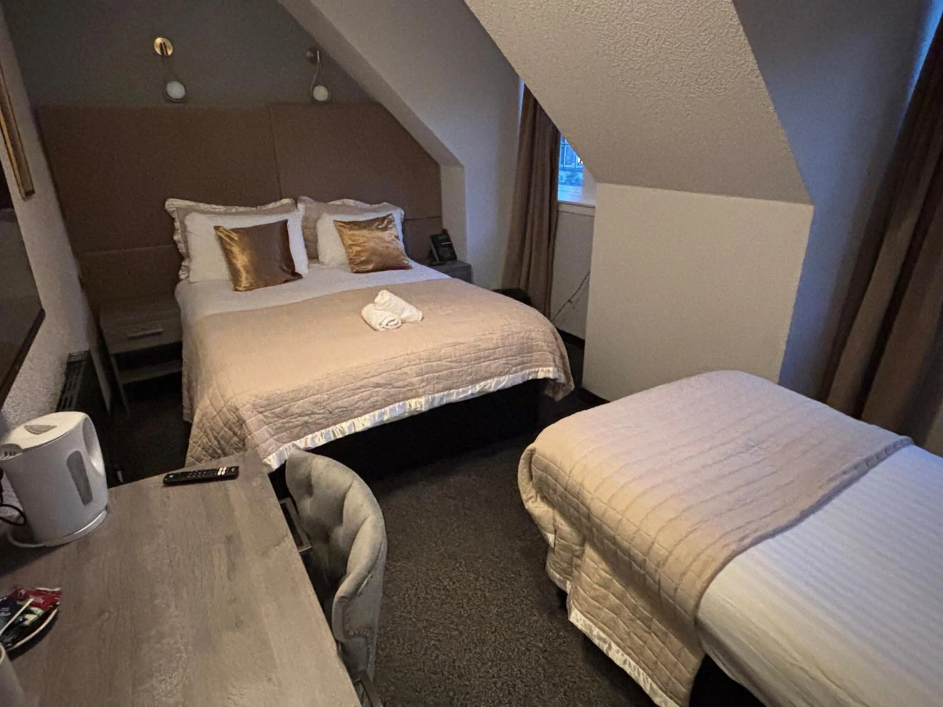 Bed in The Popinjay Hotel