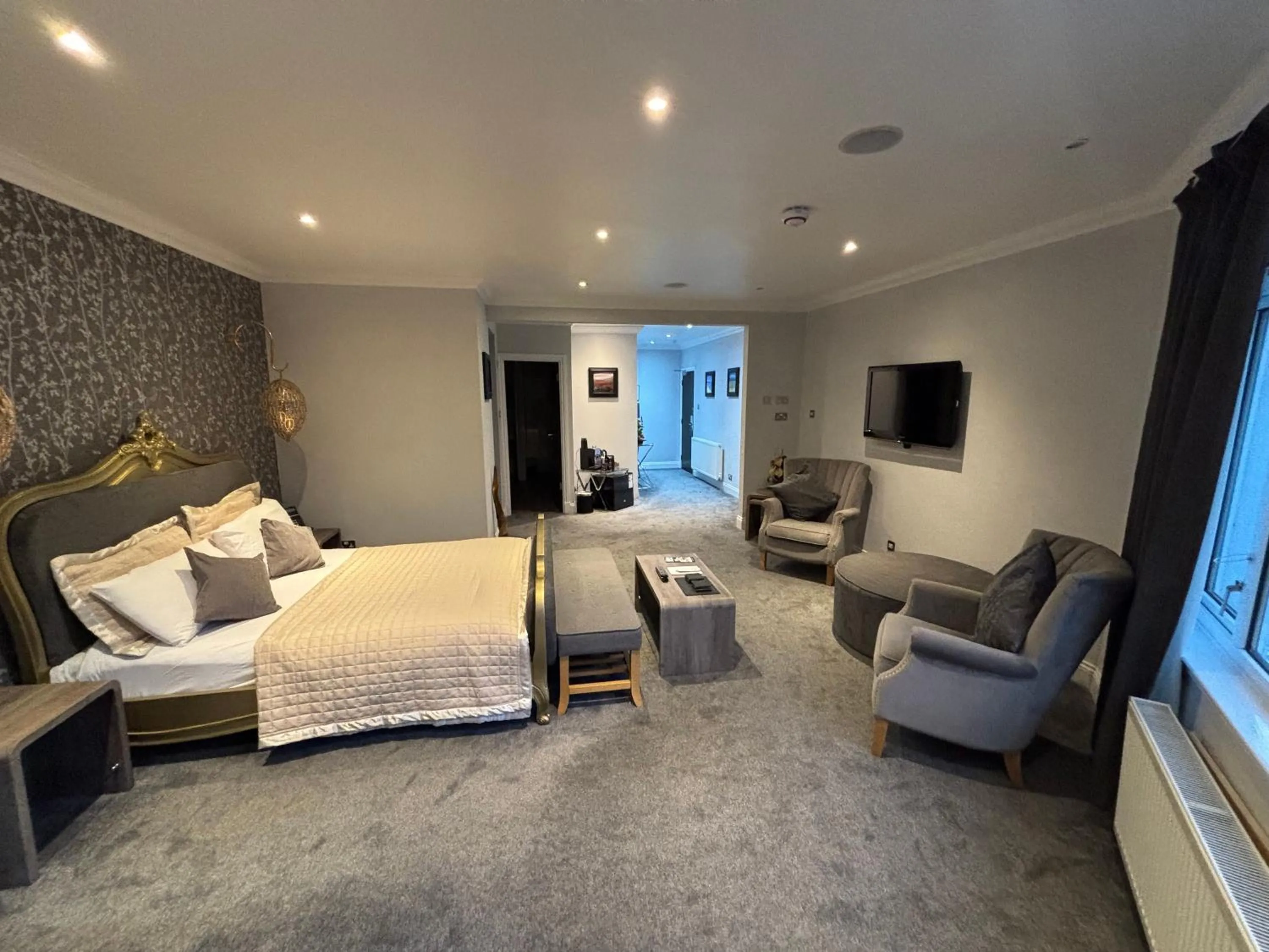 Bed in The Popinjay Hotel