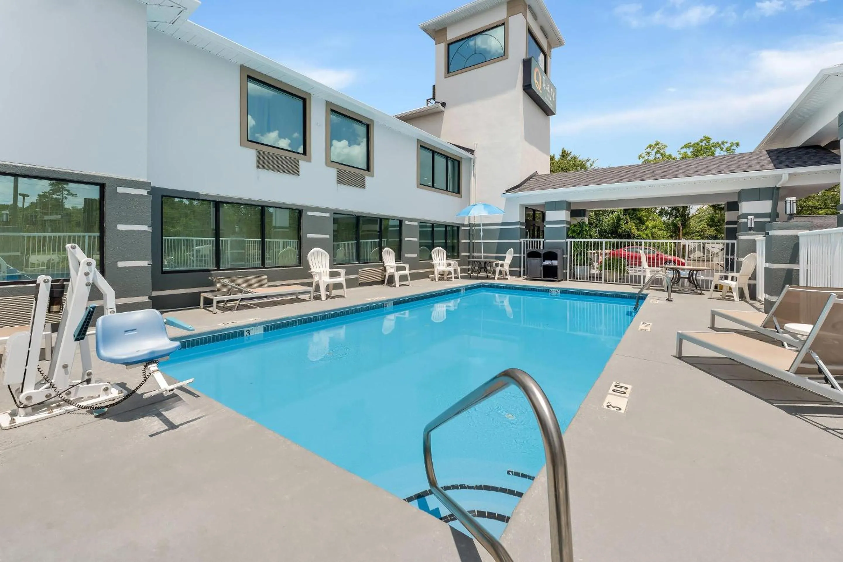Swimming pool in Quality Inn Sandersville