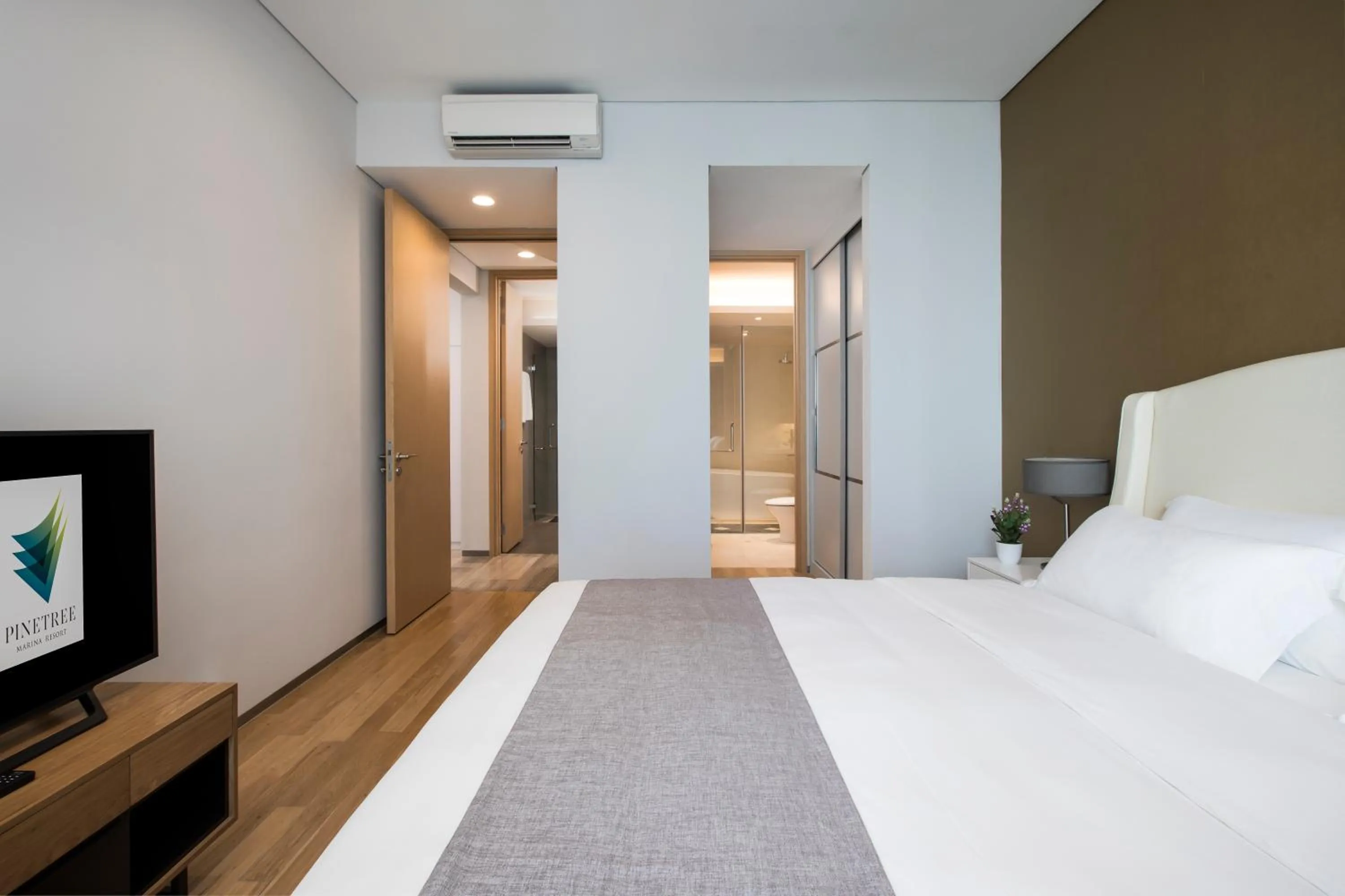 Bedroom, Bed in Pinetree Marina Resort