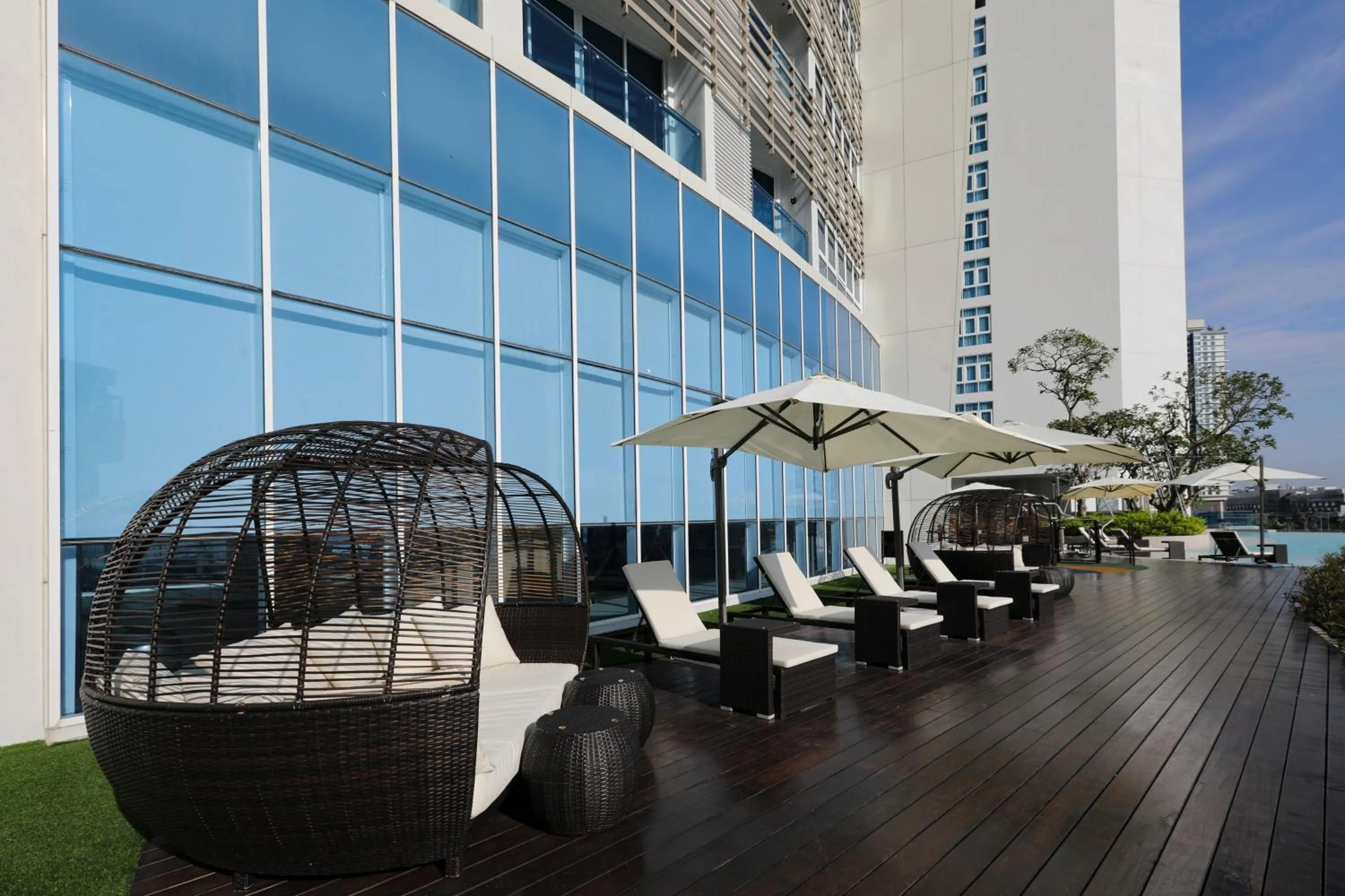 Swimming pool in Pinetree Marina Resort