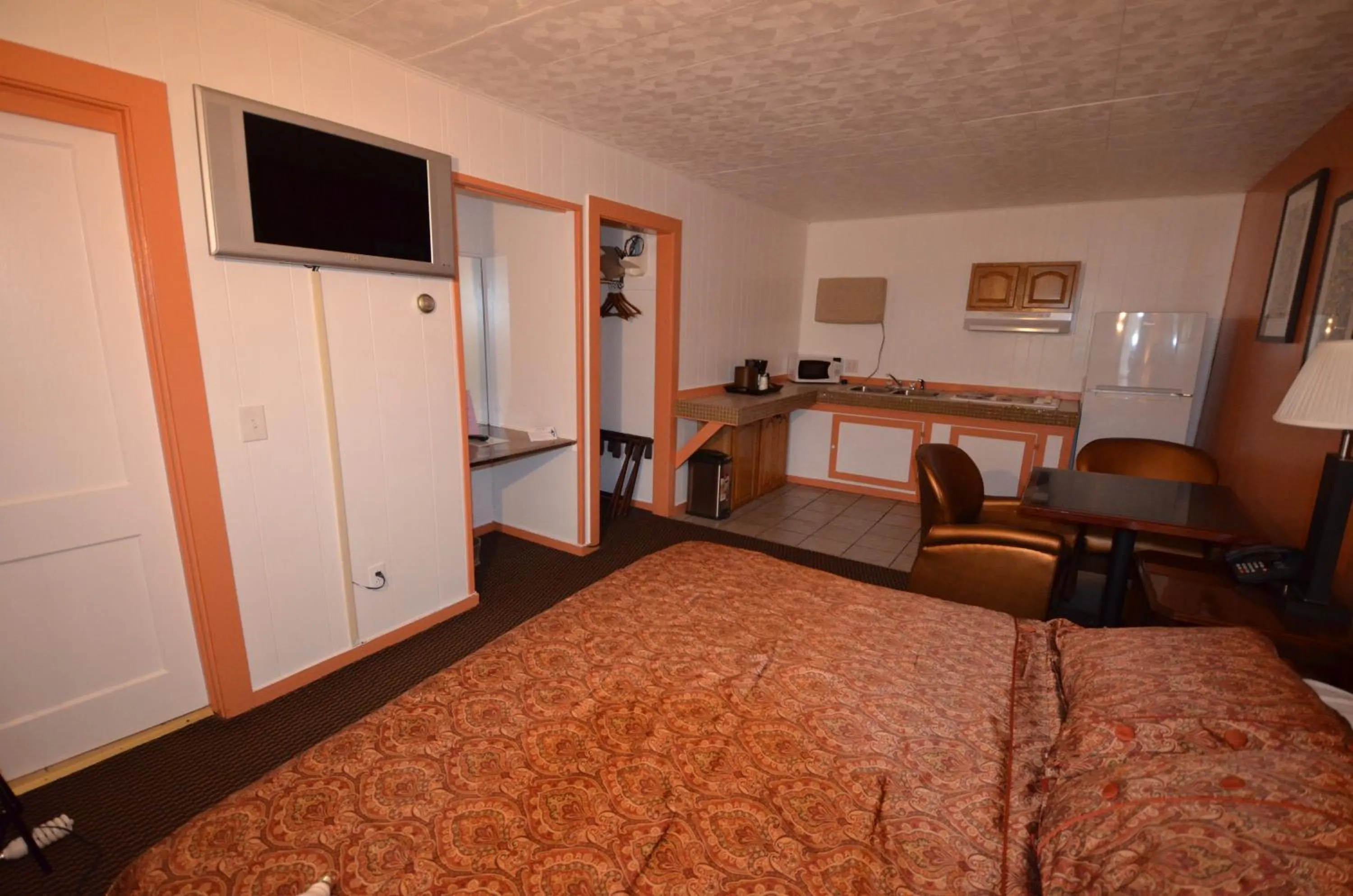 Kitchen or kitchenette, Bed in Williamstown Motel
