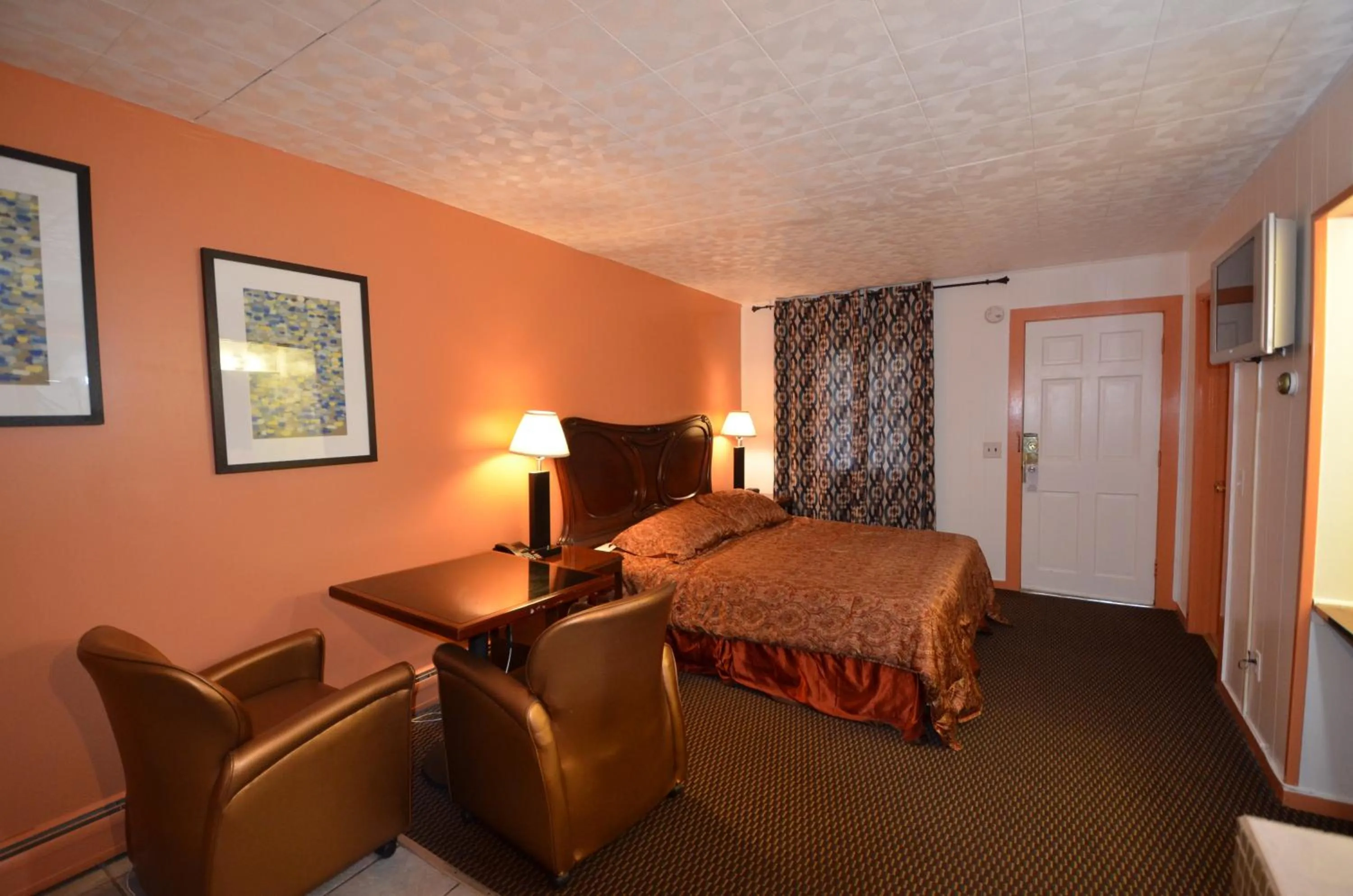 Photo of the whole room, Bed in Williamstown Motel