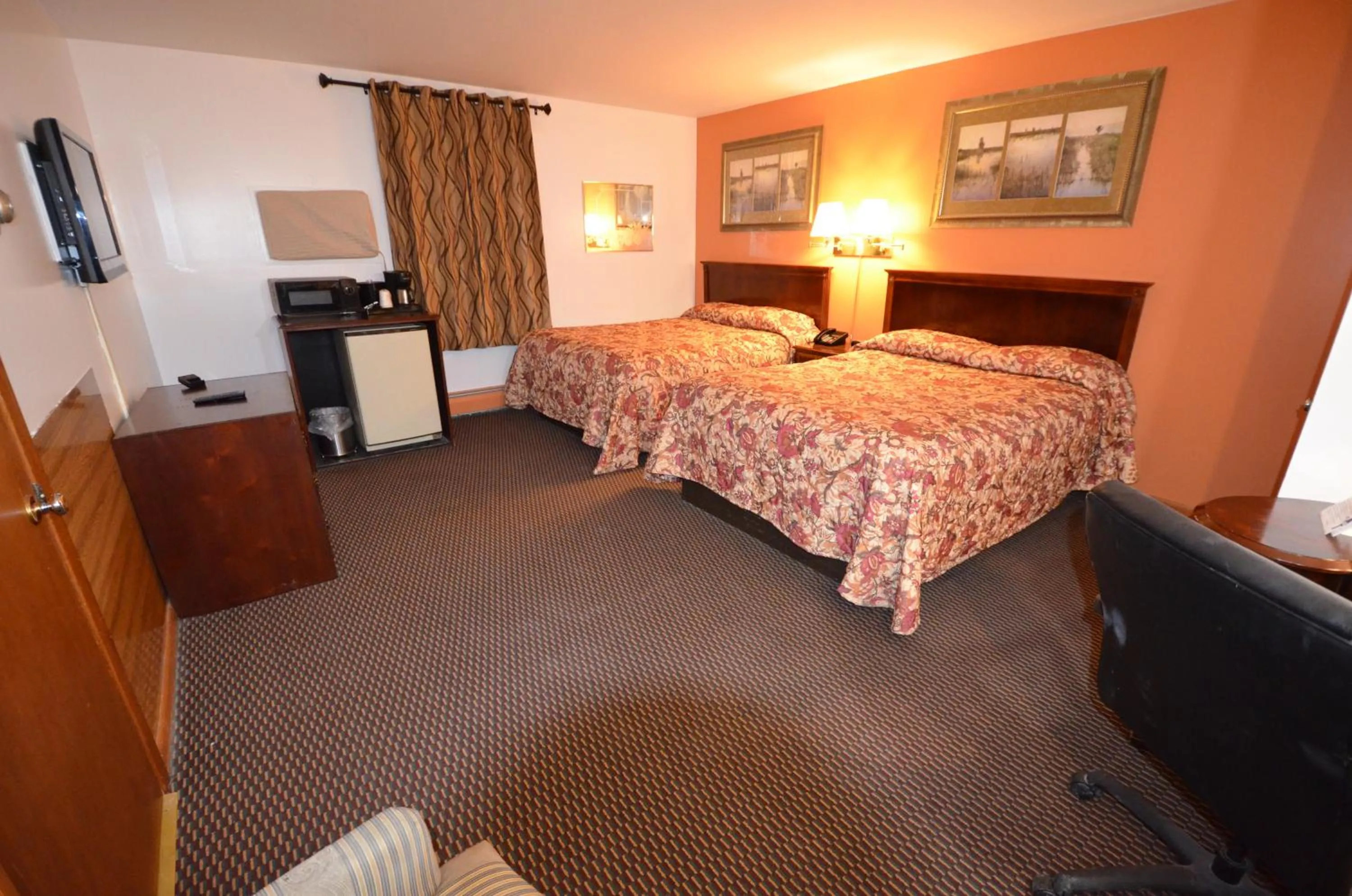 Photo of the whole room, Bed in Williamstown Motel