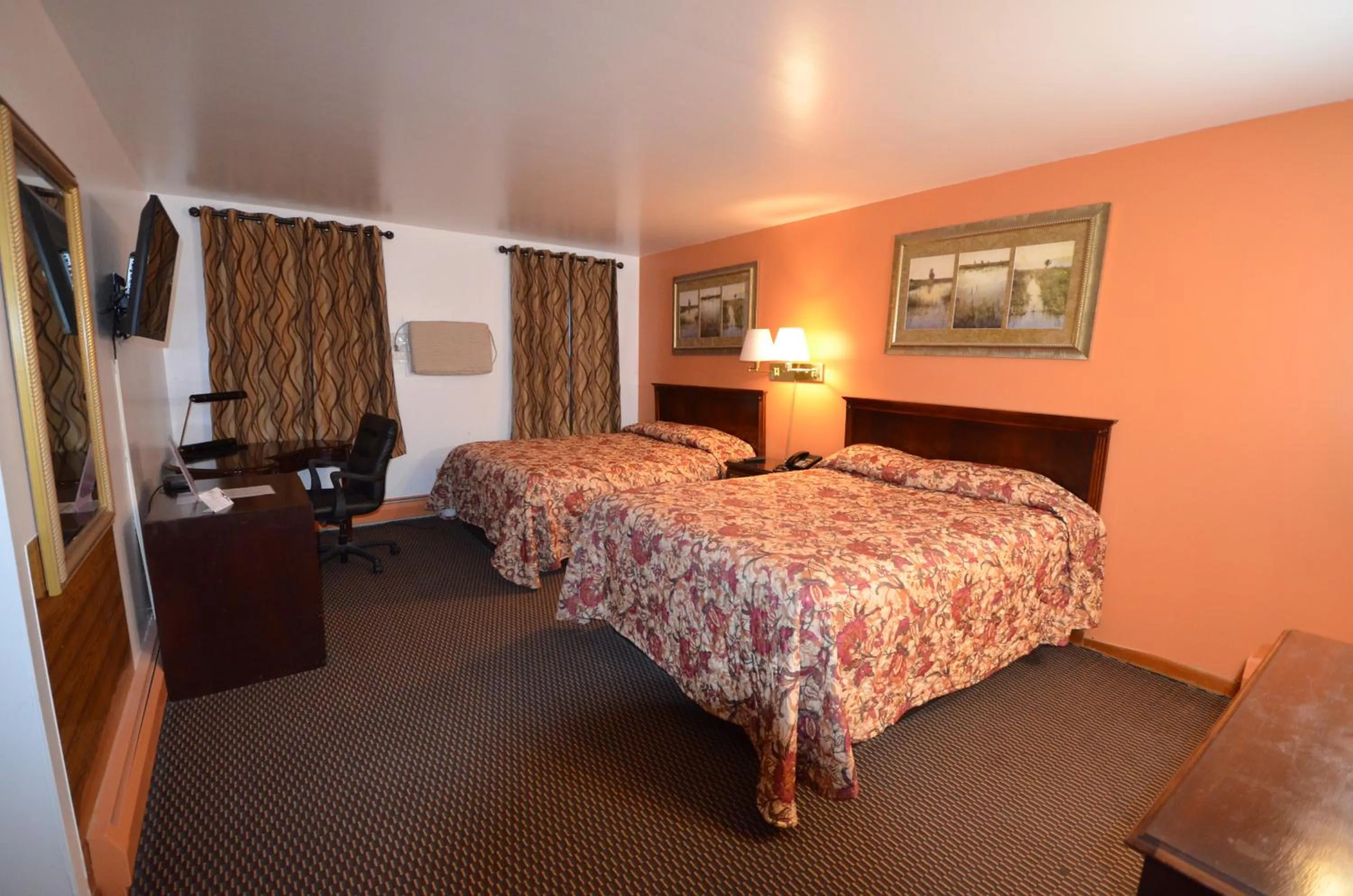 Photo of the whole room, Bed in Williamstown Motel