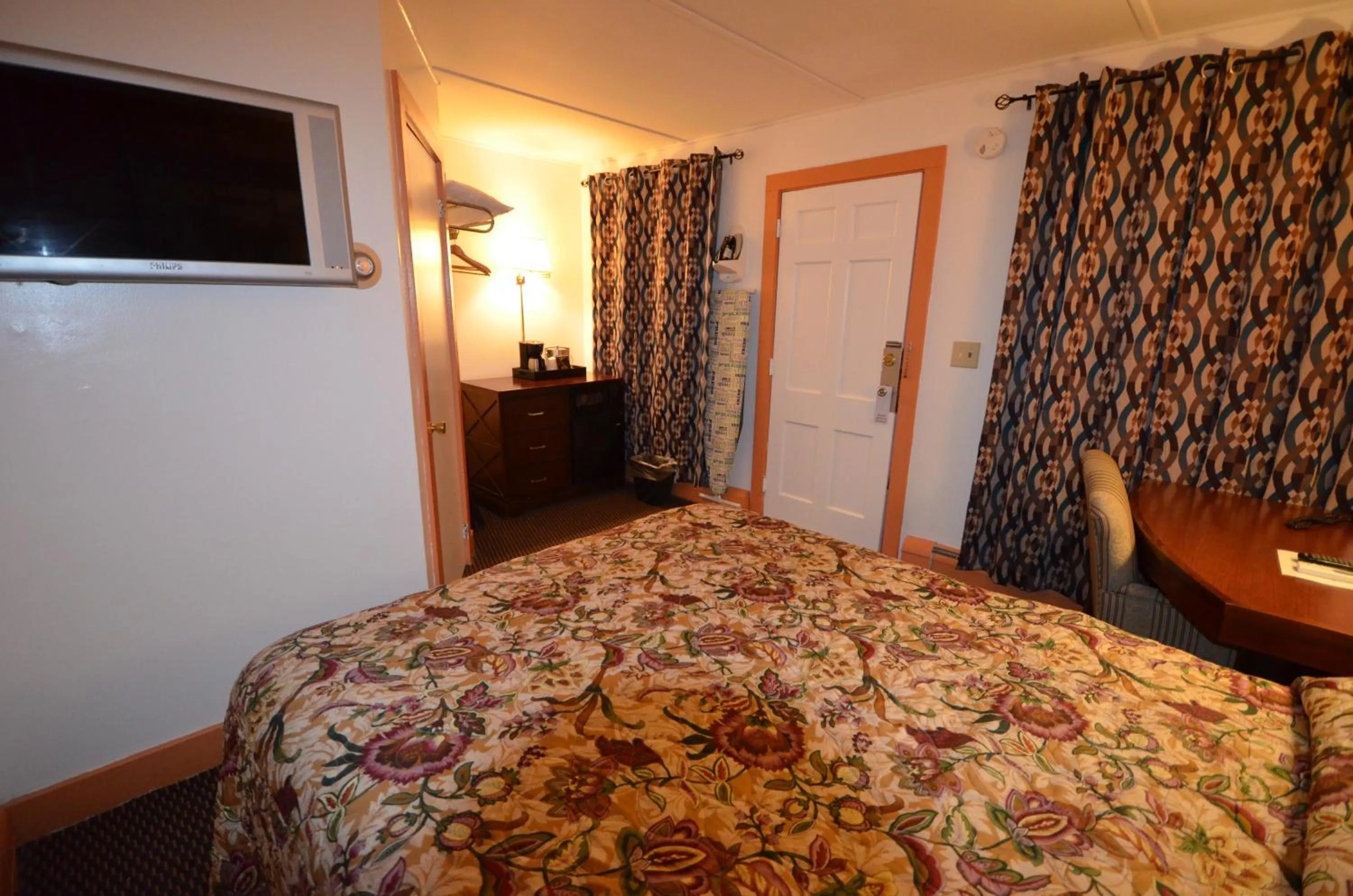 Bedroom, Bed in Williamstown Motel