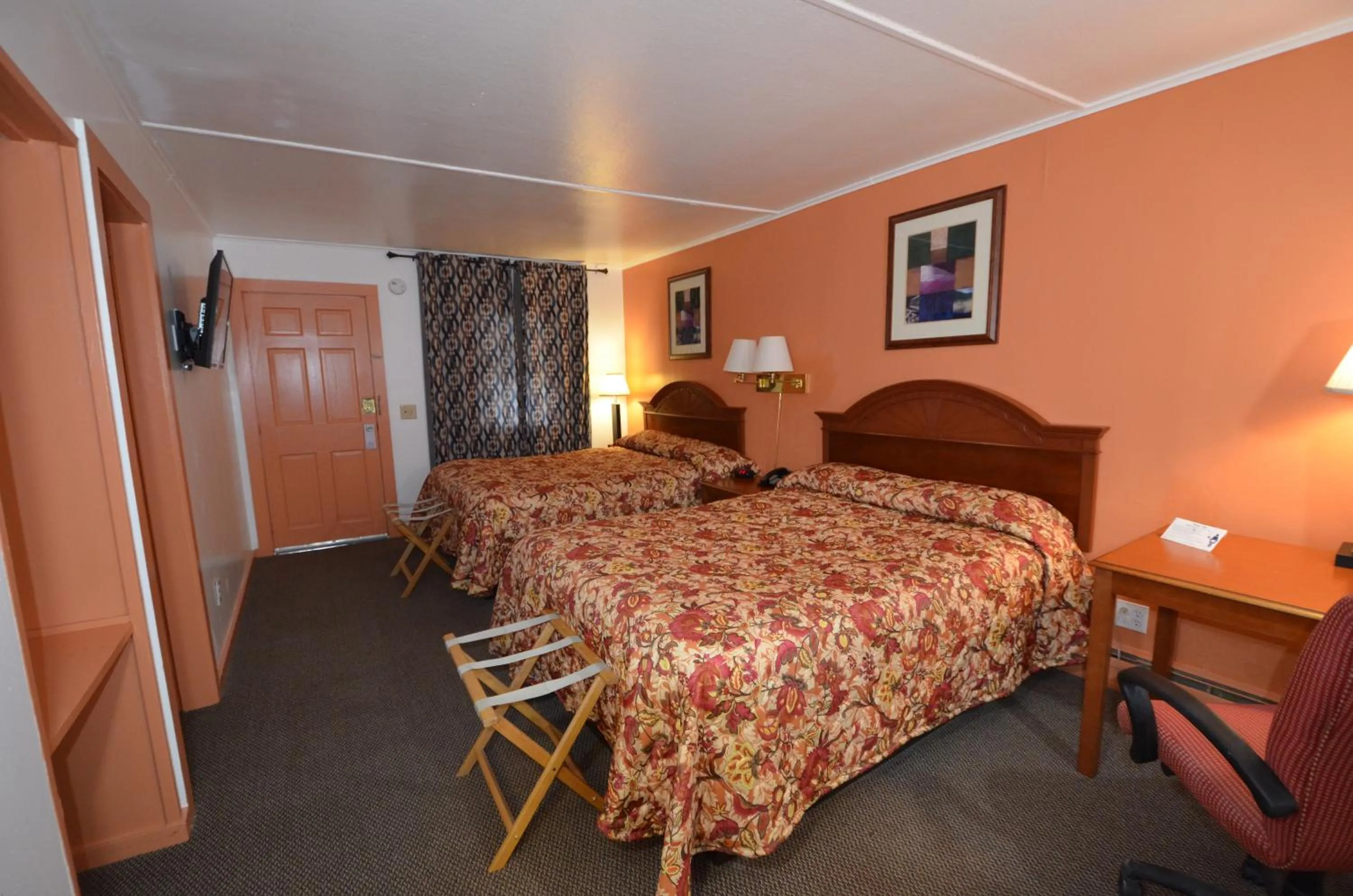 Photo of the whole room, Bed in Williamstown Motel