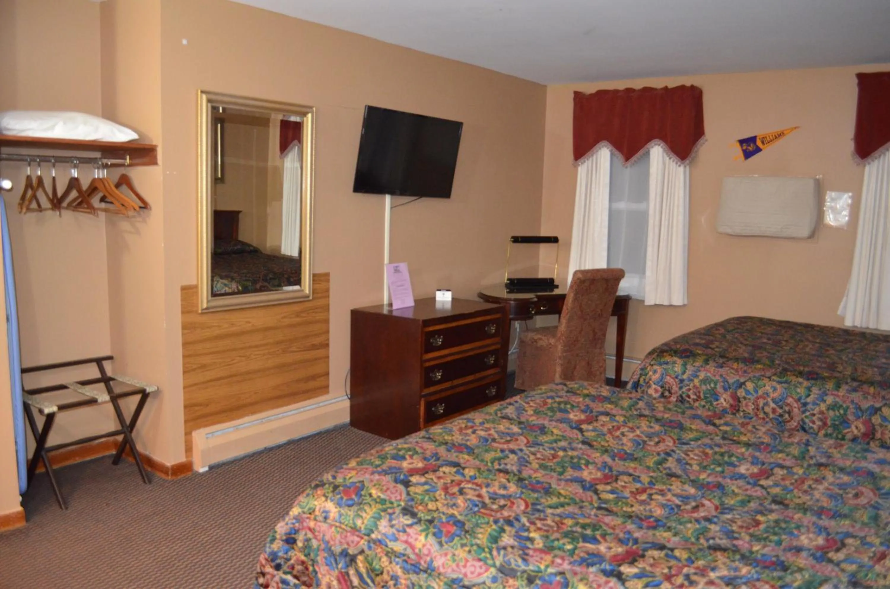 TV and multimedia, Bed in Williamstown Motel