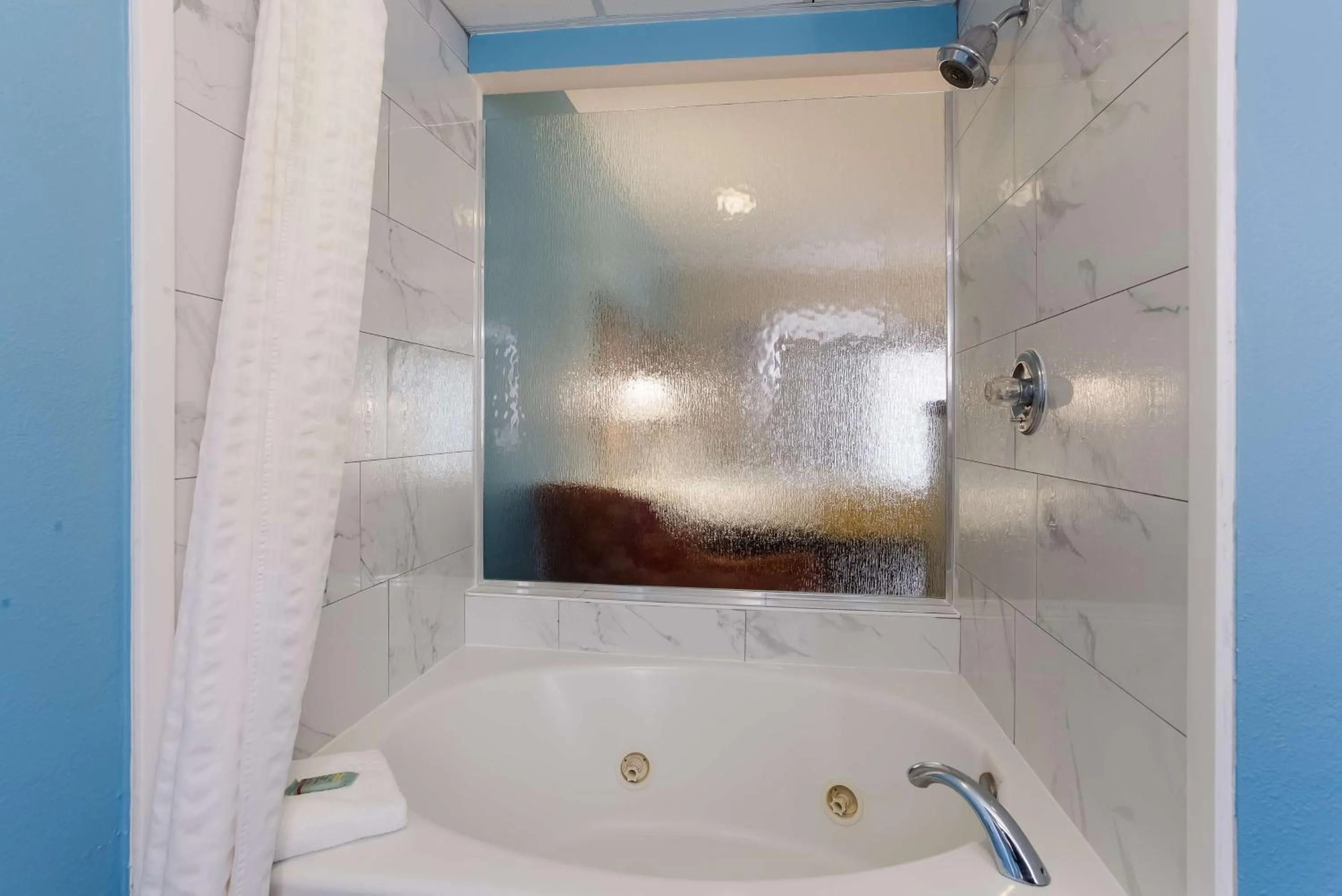 Bedroom in Best Western Crossroads Inn