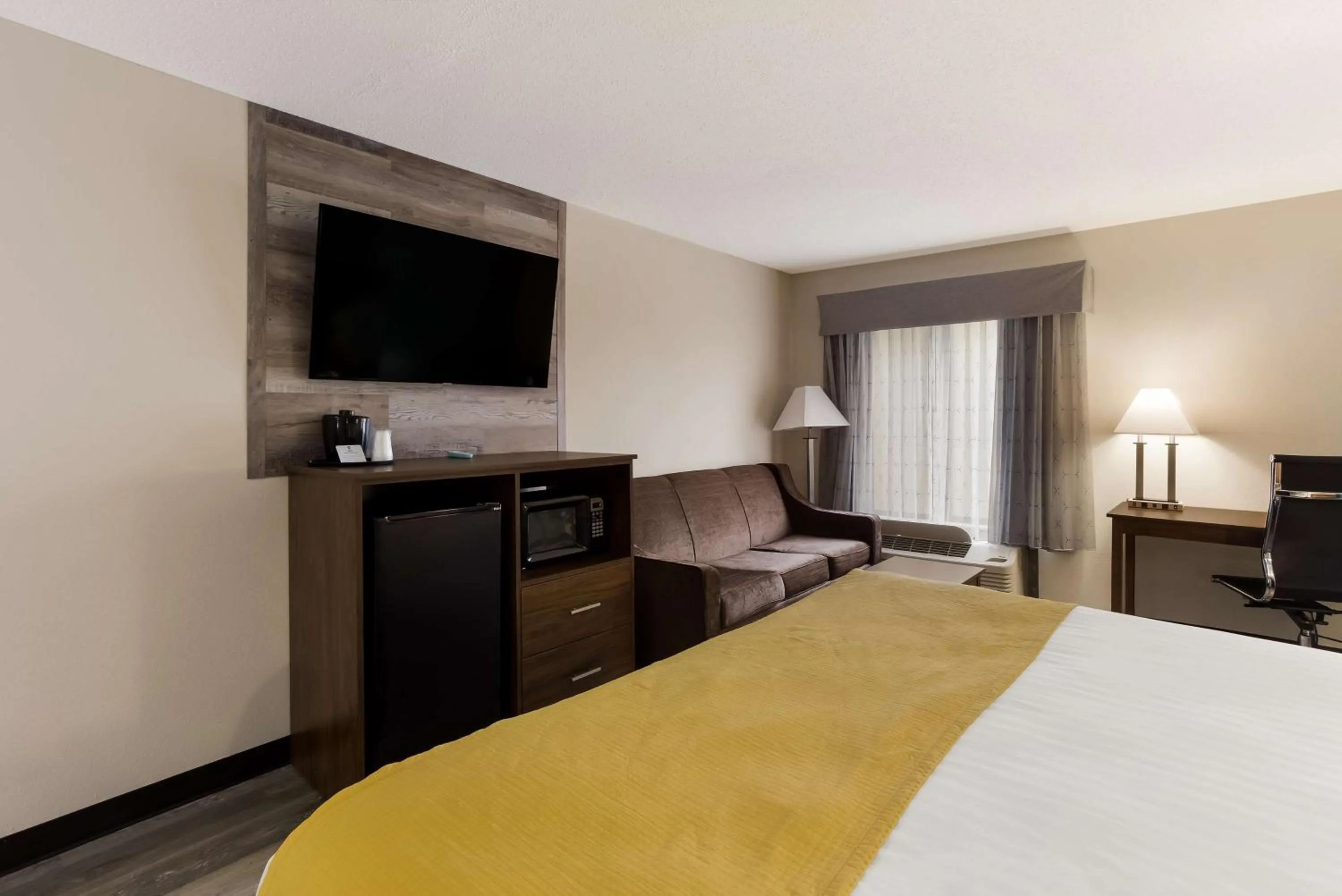 Bedroom, Bed in Best Western Crossroads Inn