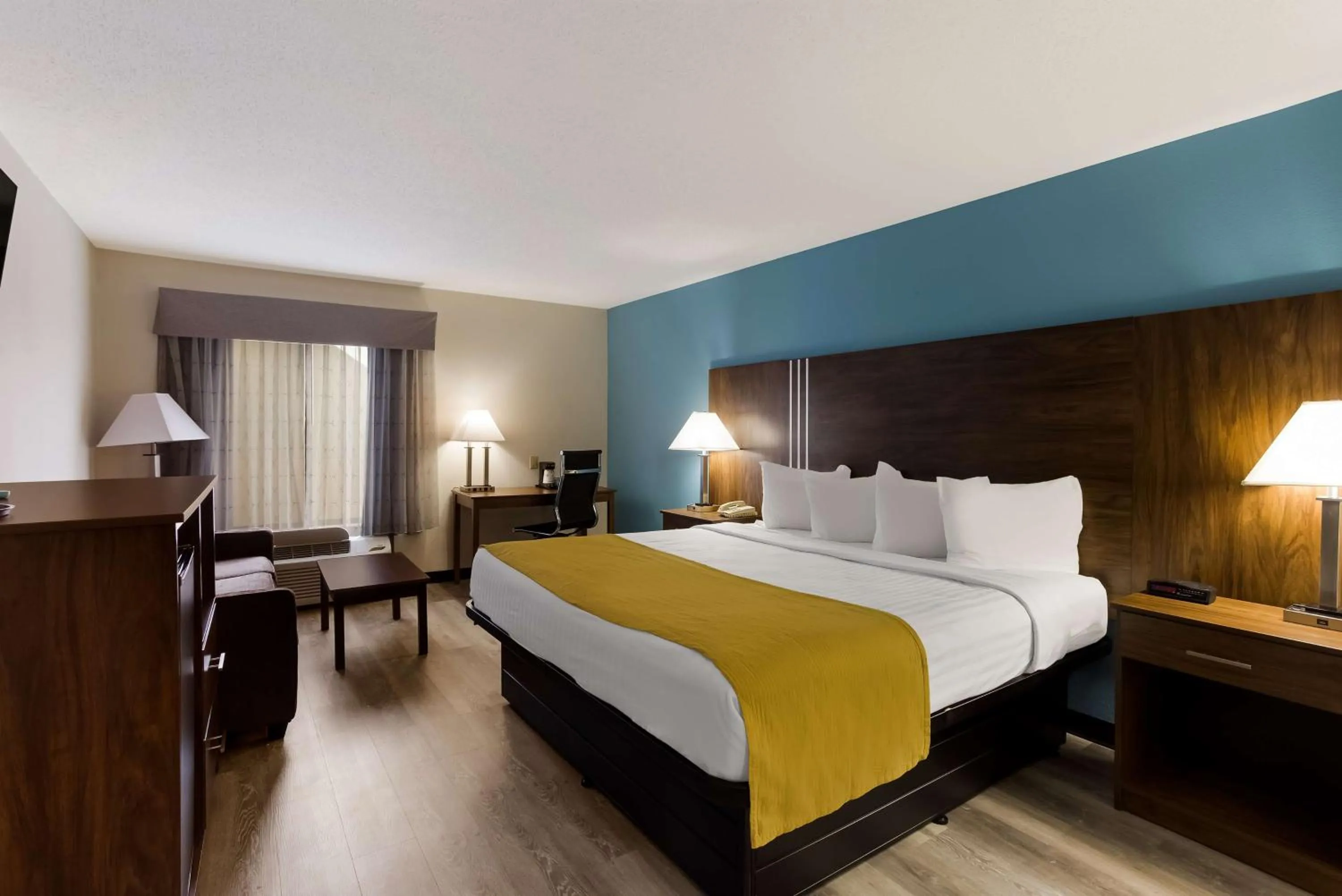 Bedroom, Bed in Best Western Crossroads Inn