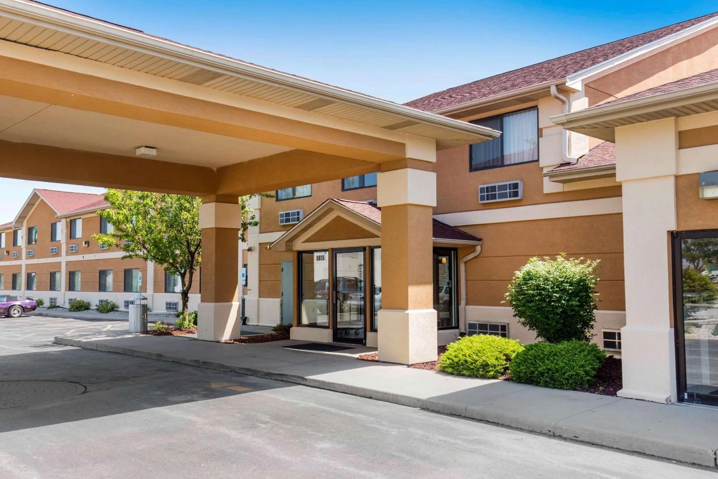 Property building in Quality Inn Monee I-57