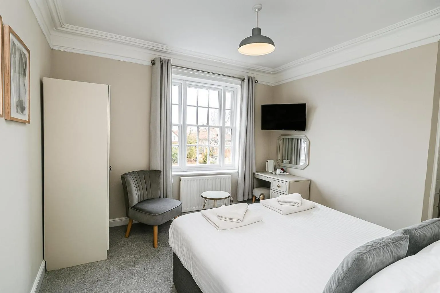 Bed in The Hand Hotel