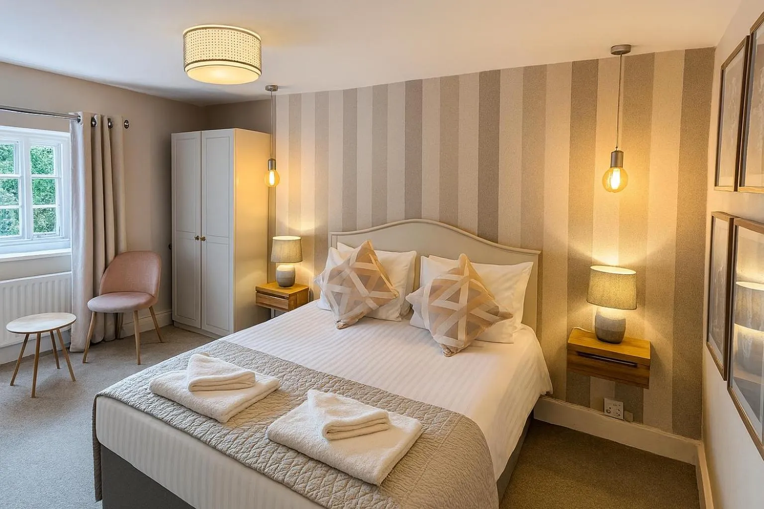 Bed in The Hand Hotel