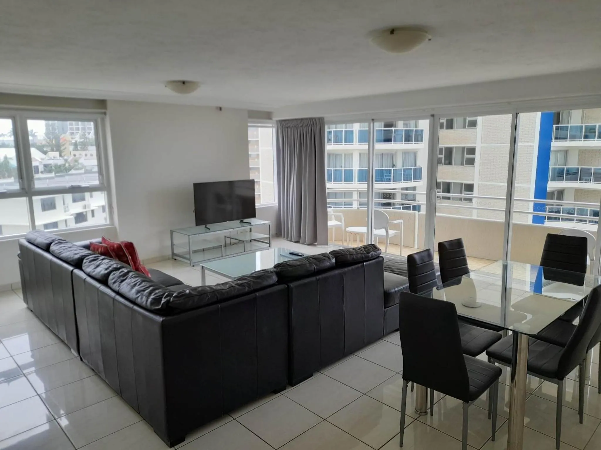 TV and multimedia in Zenith Ocean Front Apartments Gold Coast - Official Listing