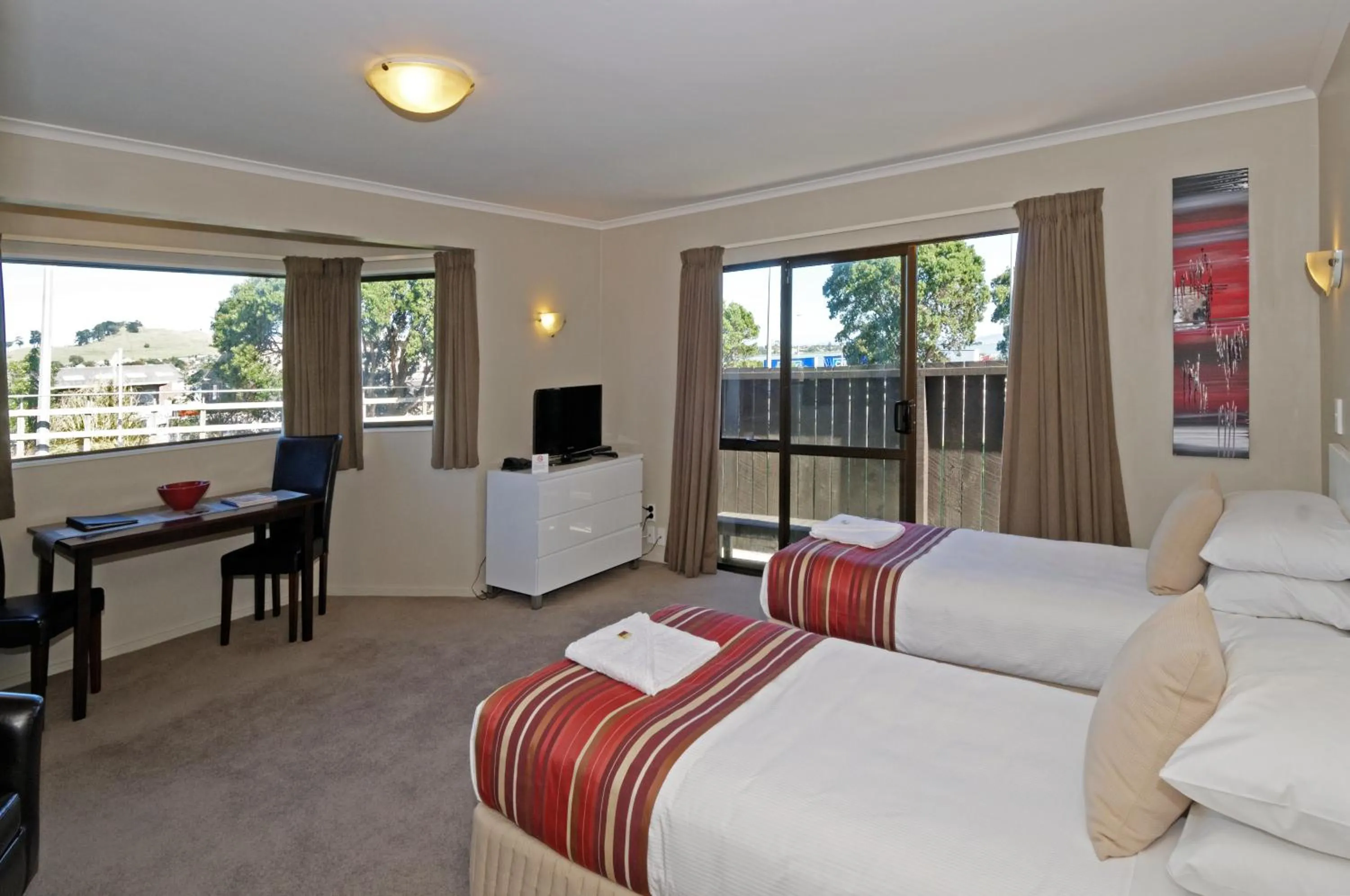 Day, Bed in Airport Harbour Motel