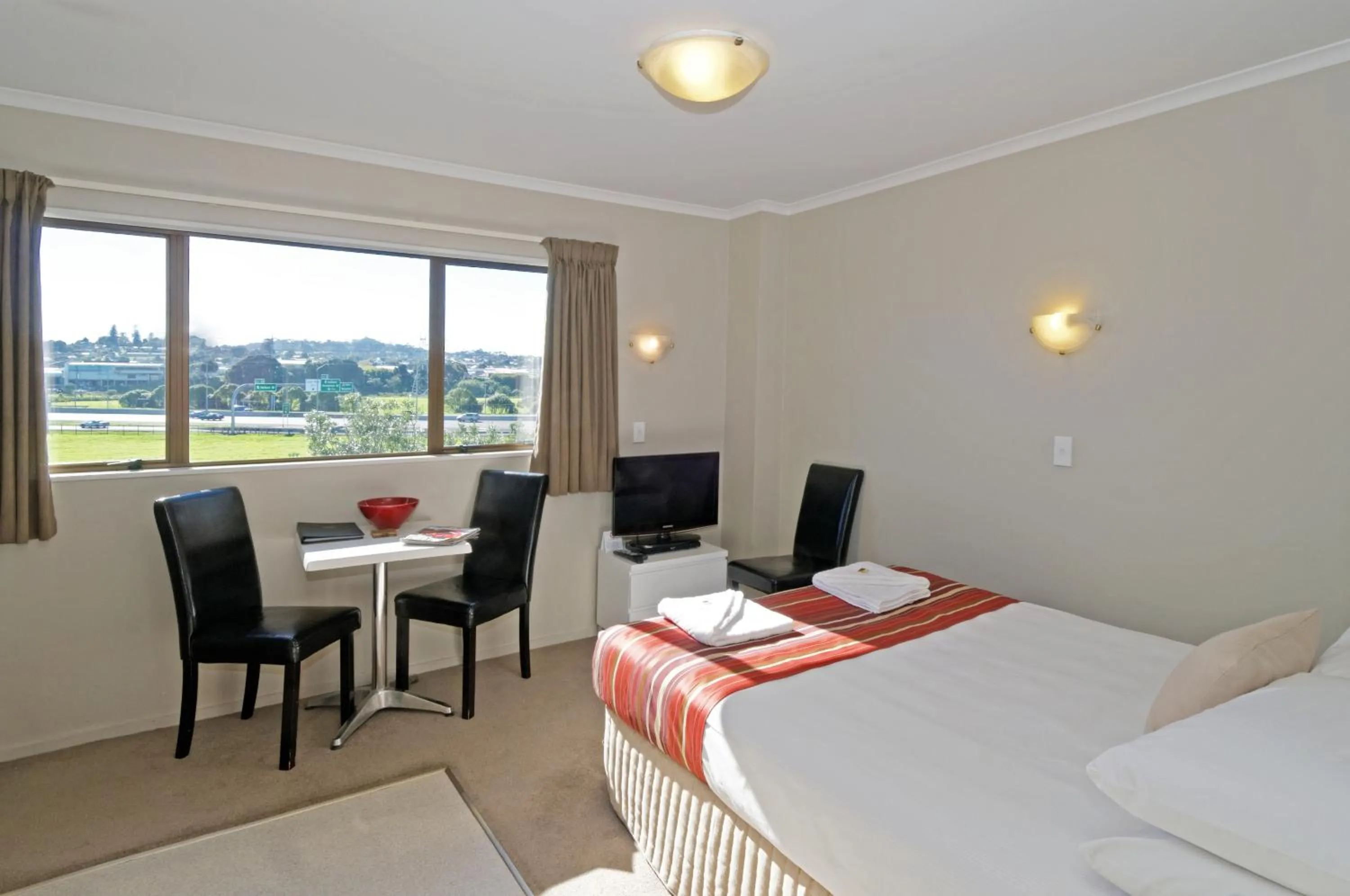 Day, Bed in Airport Harbour Motel