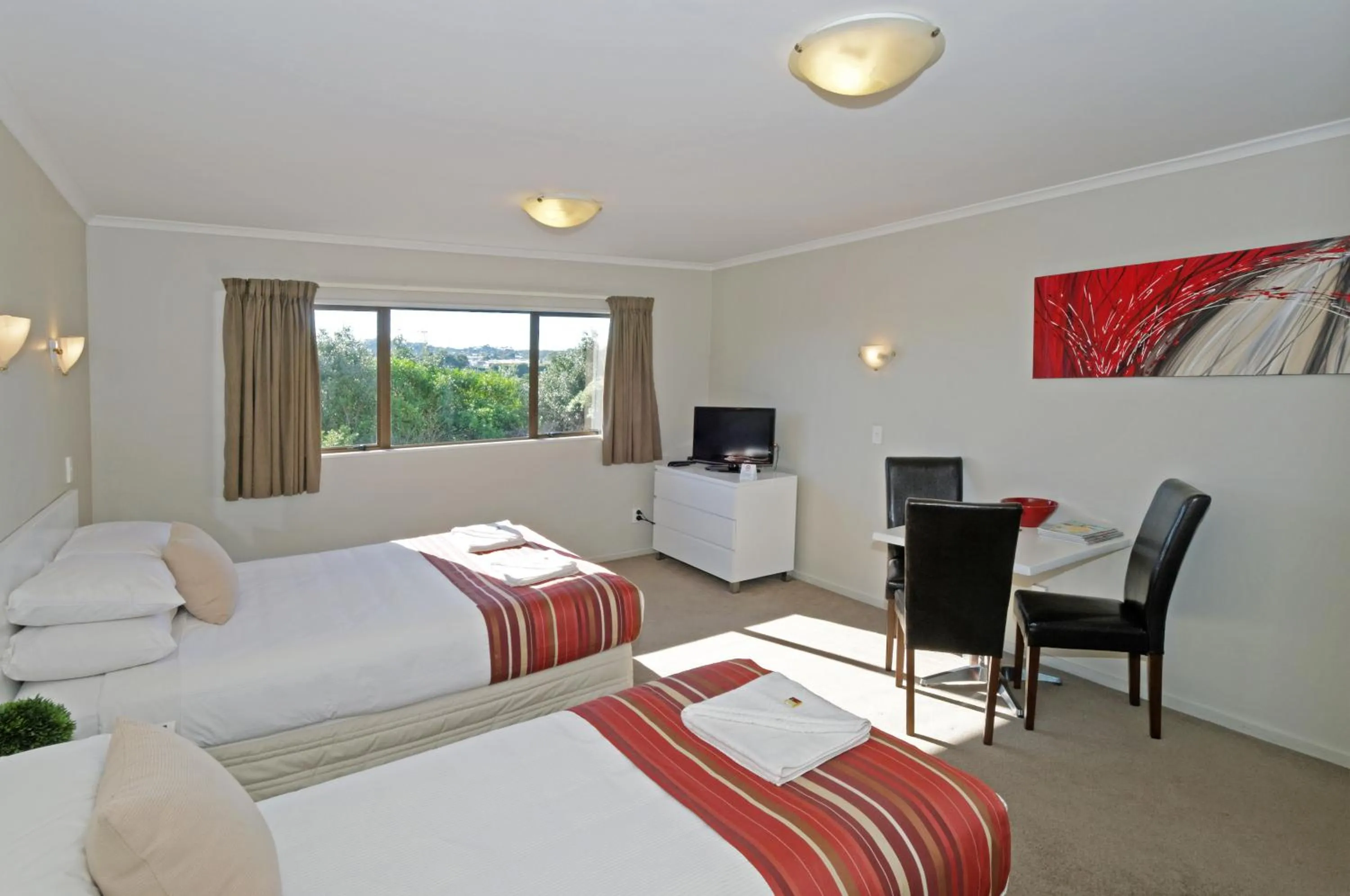 Day, Bed in Airport Harbour Motel