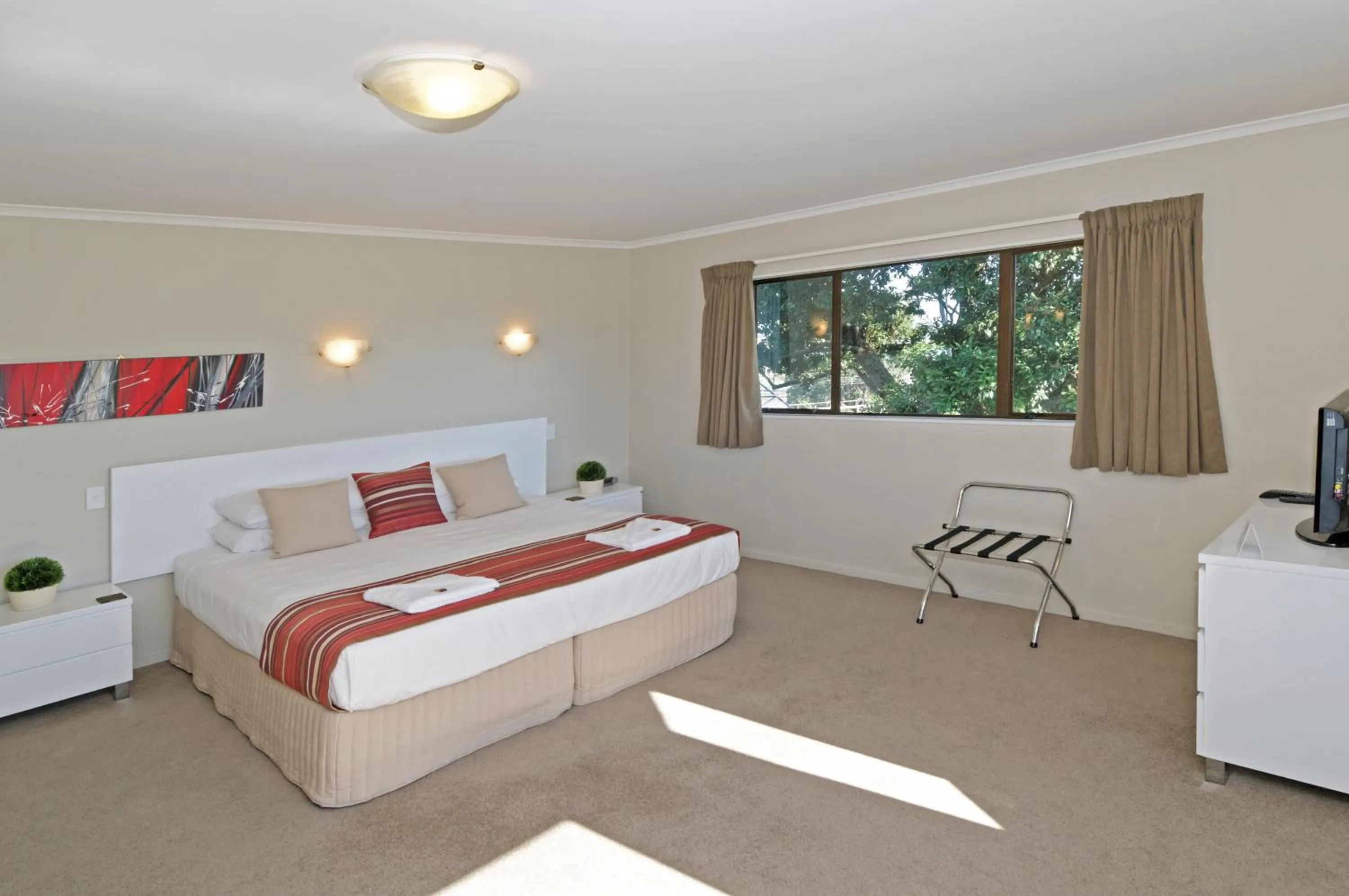 Day, Bed in Airport Harbour Motel