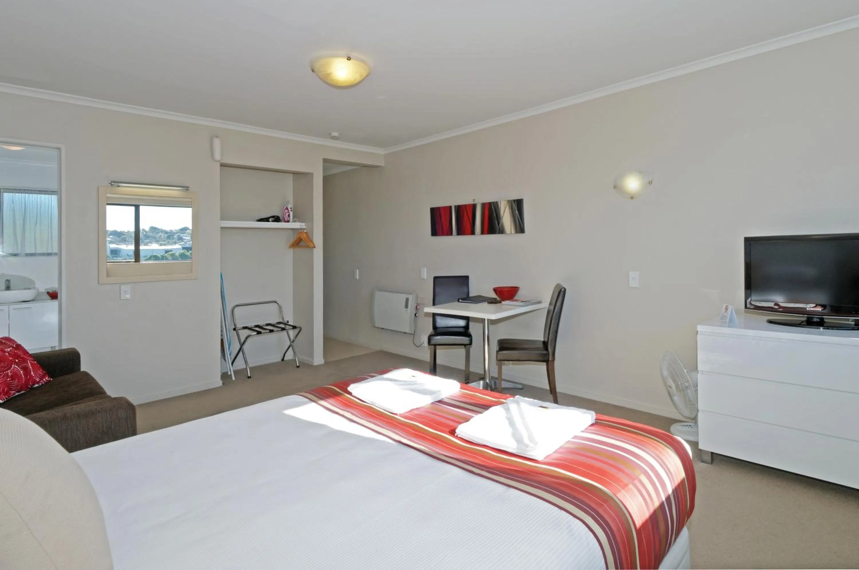 Day, Bed in Airport Harbour Motel