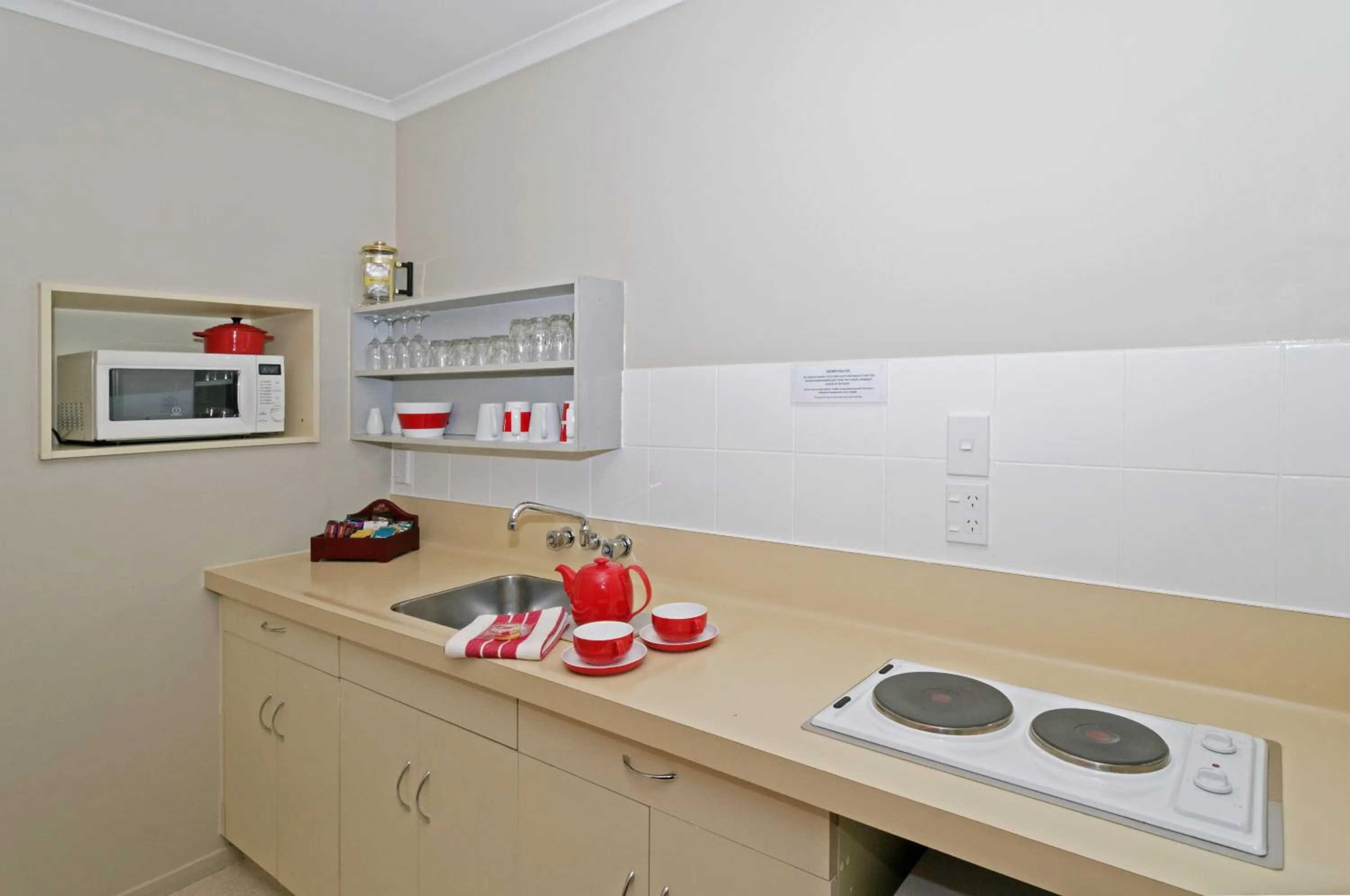 Kitchen or kitchenette in Airport Harbour Motel